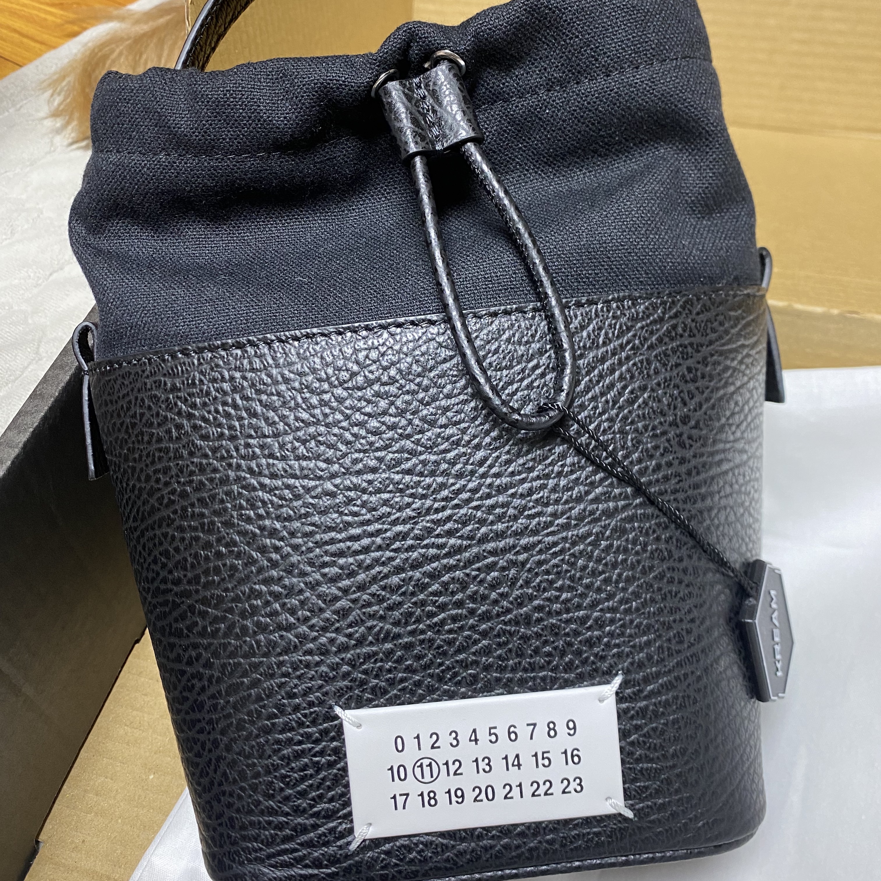 Maison Margiela 5AC Bucket Bag Black 착용 스타일