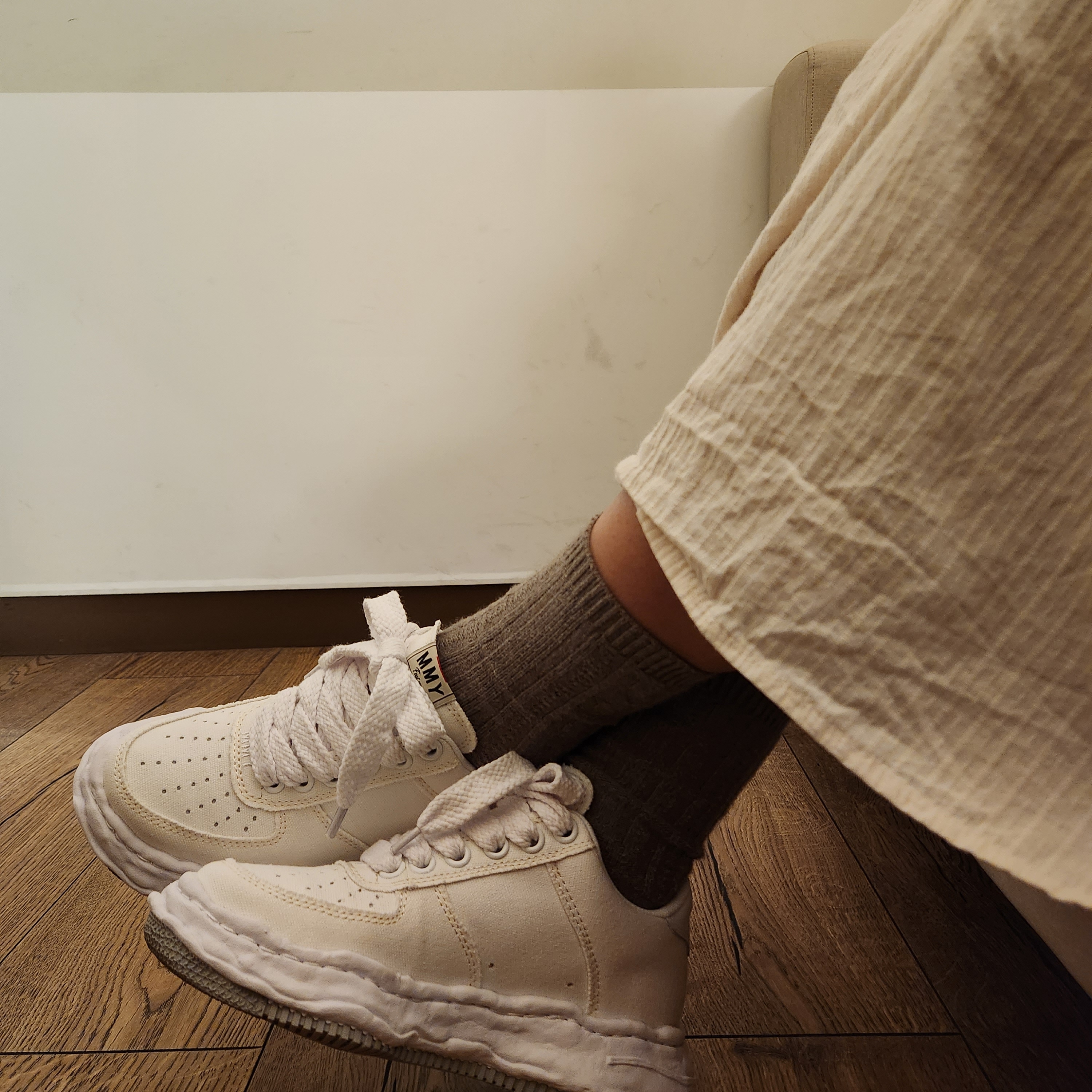 Maison Mihara Yasuhiro Wayne OG Sole Canvas Low-top Sneakers White 착용 스타일 - 2