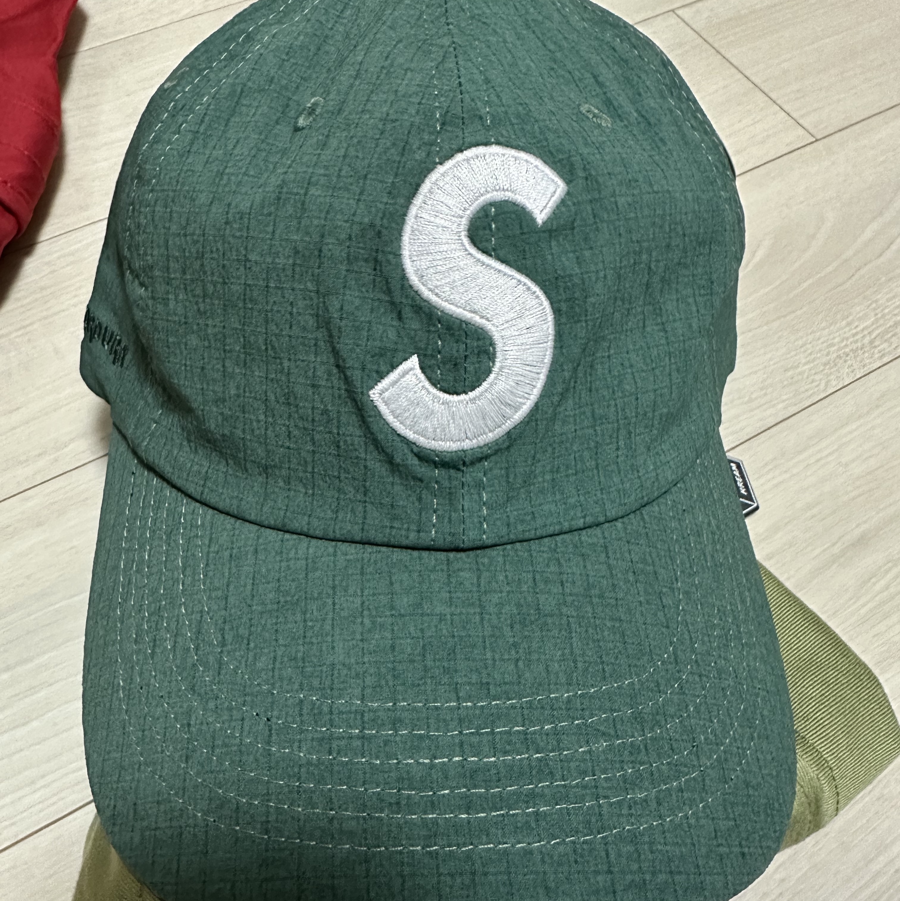 Supreme Cordura Ripstop S Logo 6-Panel Green - 23SS, Supreme Field Messenger Bag Red - 23SS 착용 스타일 - 2