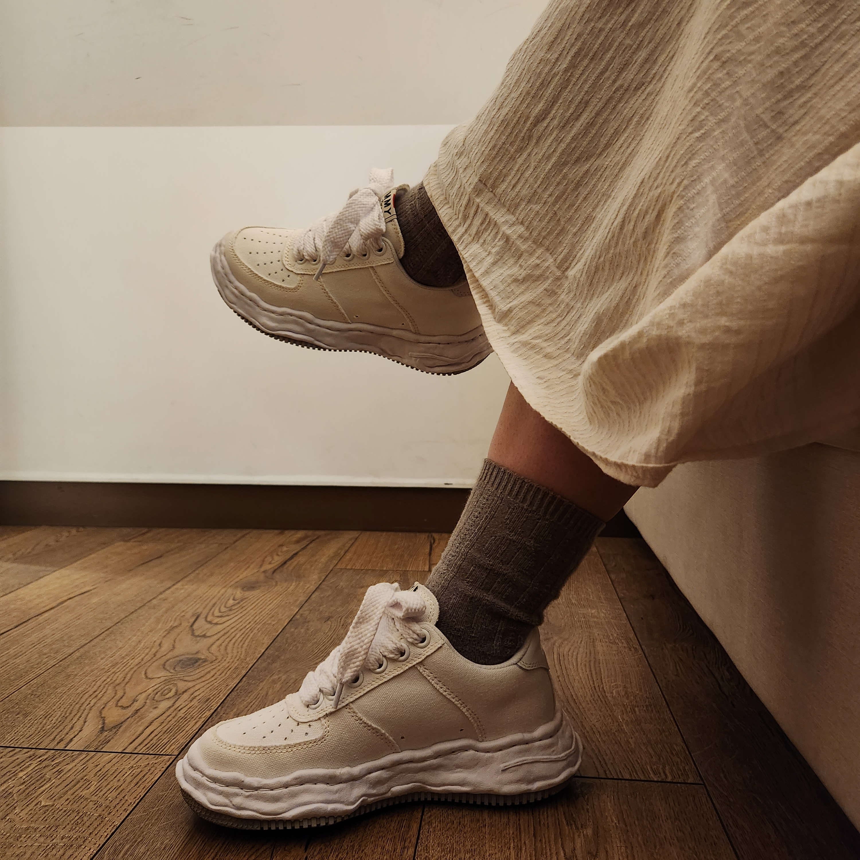 Maison Mihara Yasuhiro Wayne OG Sole Canvas Low-top Sneakers White 착용 스타일 - 1