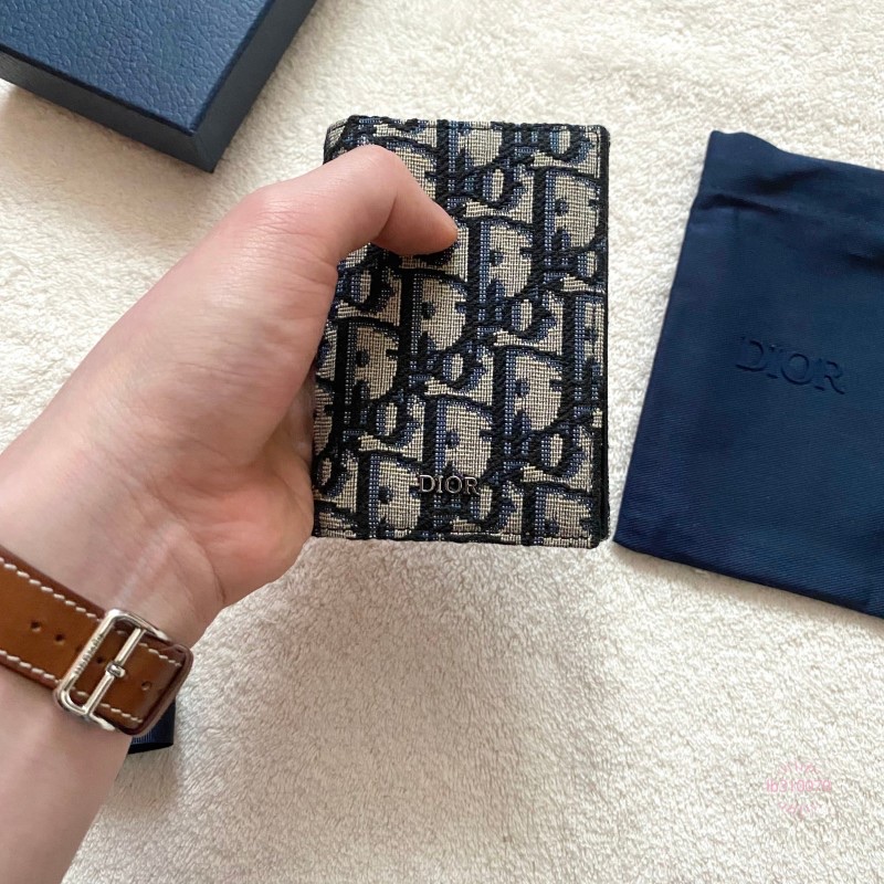 Dior Bi-Fold Card Holder Beige & Black Dior Oblique Jacquard 착용 스타일 - 2