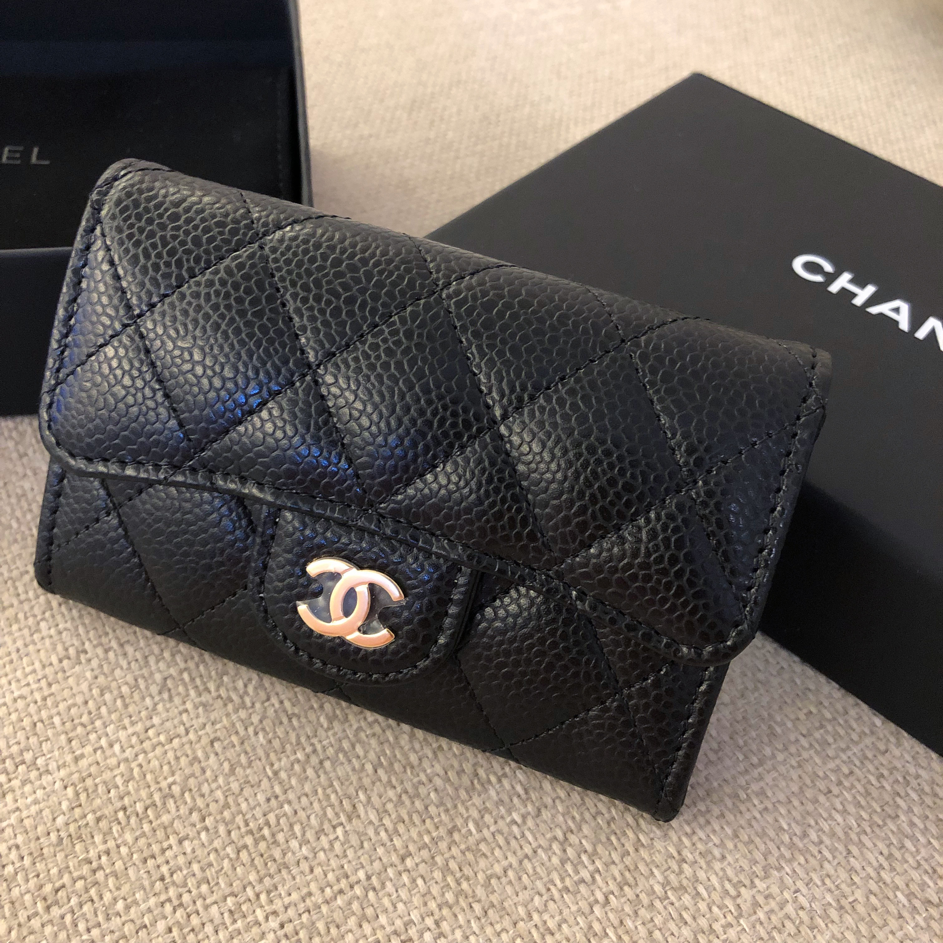 Chanel Classic Card Holder Grained Calfskin & Gold Black 착용 스타일