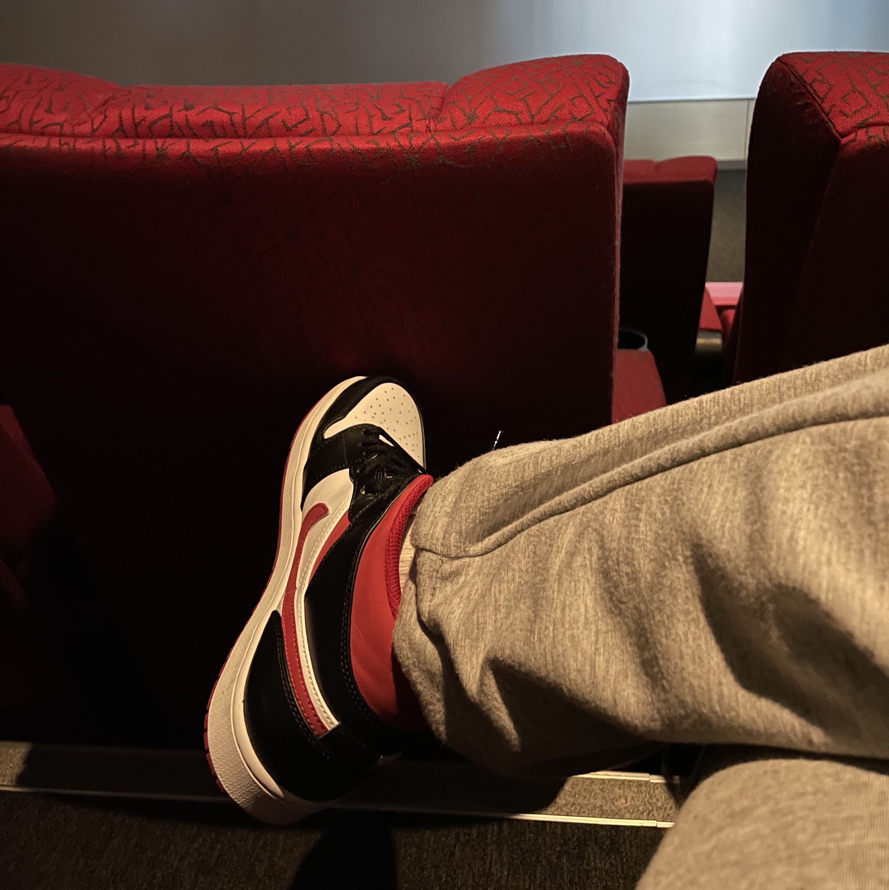 Jordan 1 Mid Gym Red Black White 착용 스타일