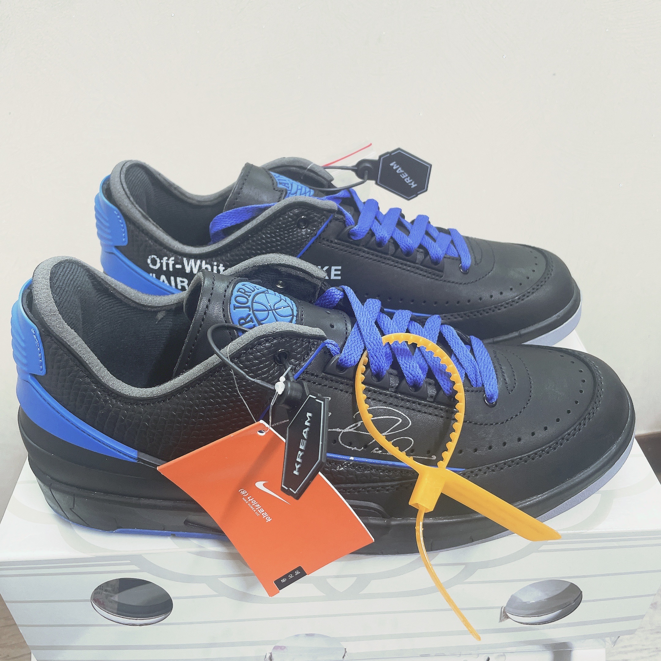 Jordan 2 x Off-White Retro Low SP Black and Varsity Royal 착용 스타일