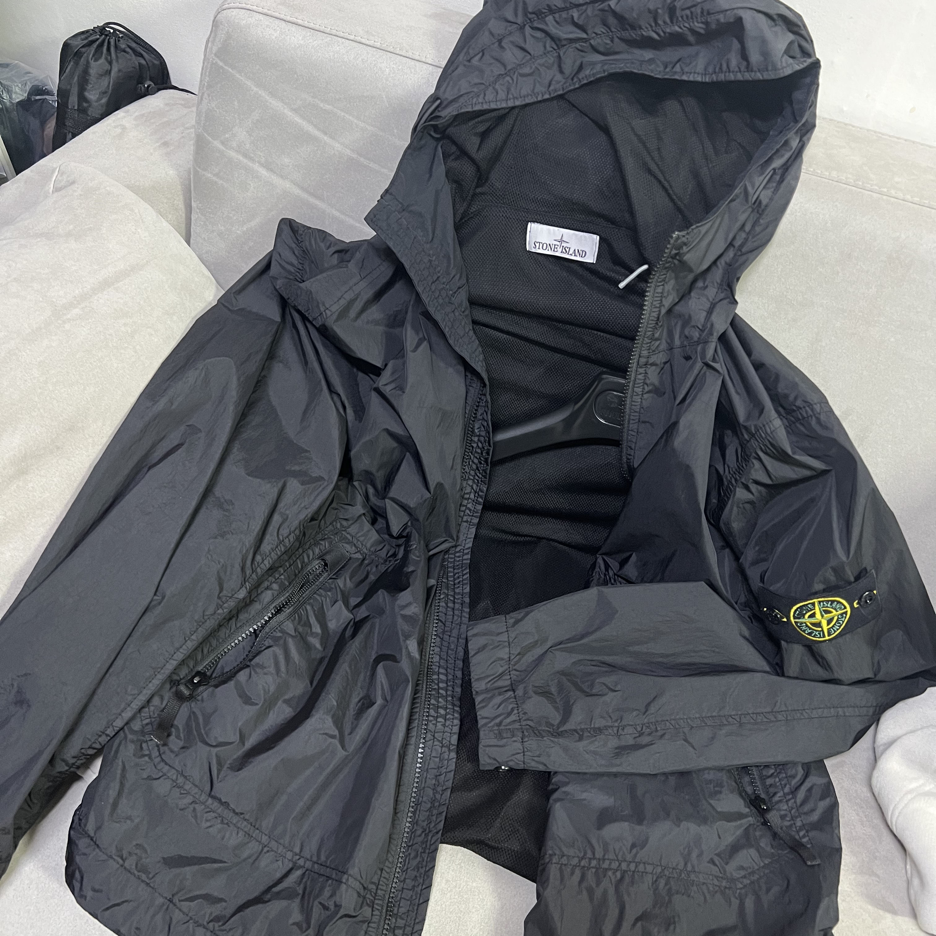 Stone Island 40522 Crinkle Reps Nylon Garment Dyed Hooded Jacket Black - 23SS 착용 스타일