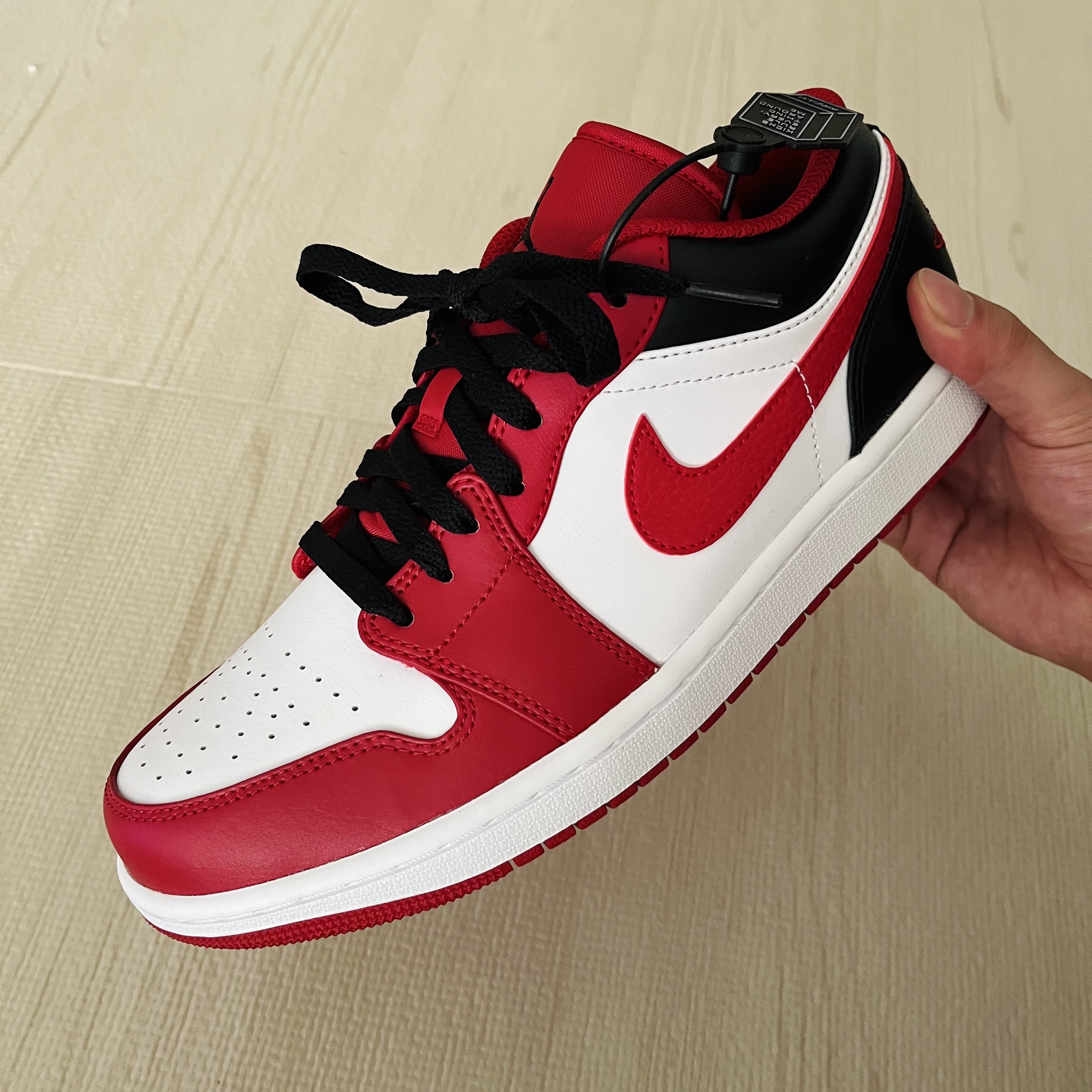 Jordan 1 Low White Gym Red Black 착용 스타일 - 1
