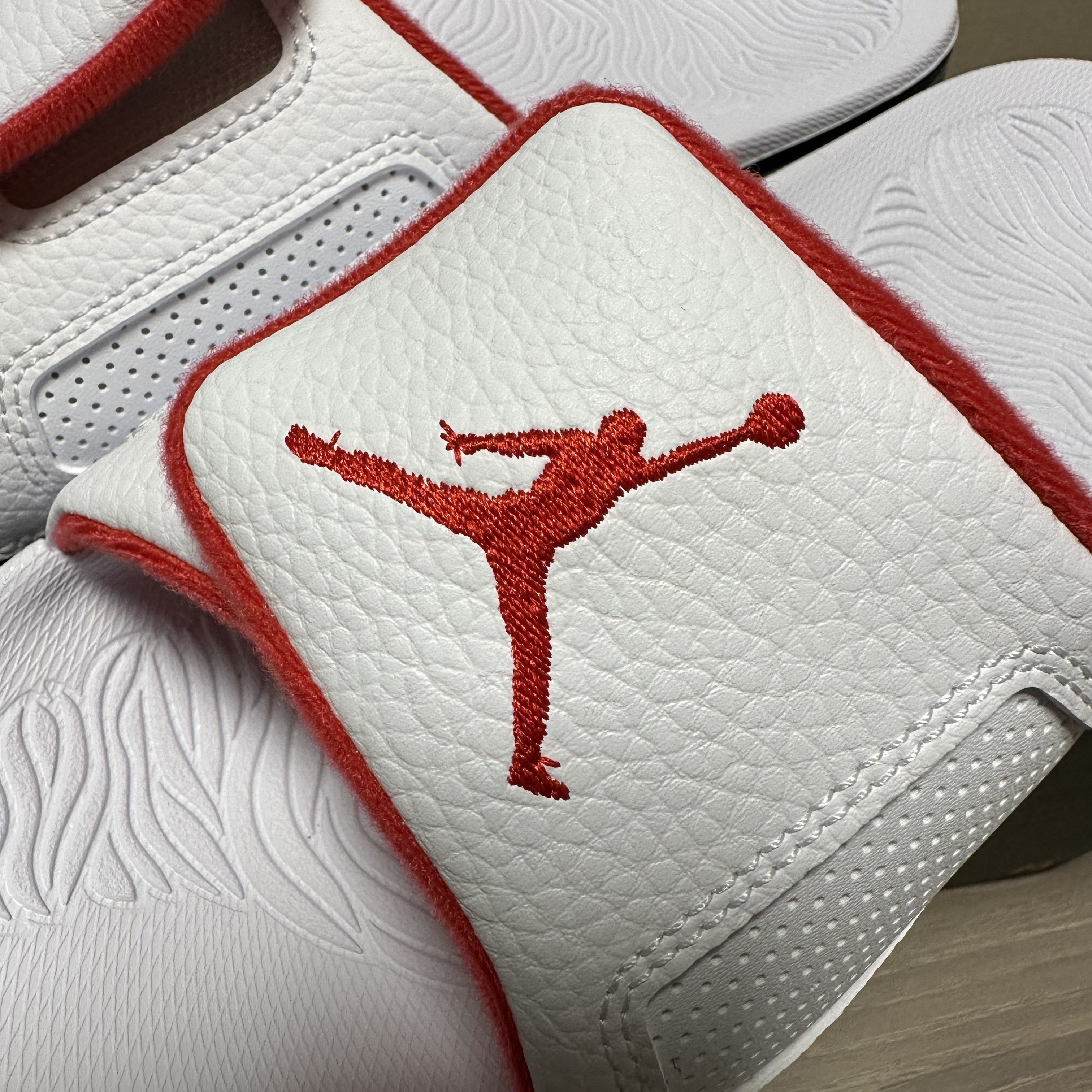 Jordan Hydro 3 Retro Cement White and University Red 착용 스타일 - 2