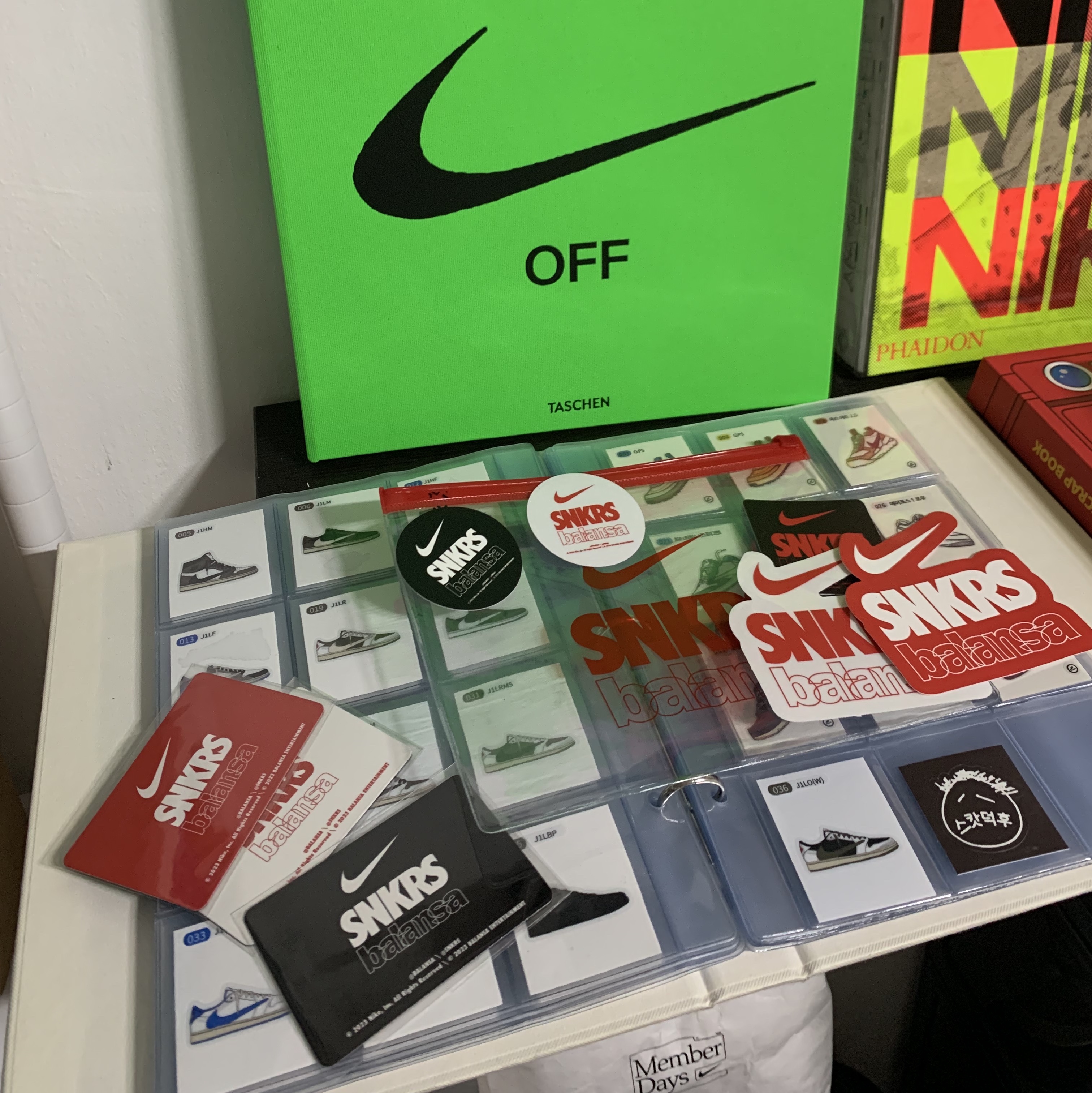 Nike x Balansa SNKRS Sticker & Magnet & pouch Set, Nike x Virgil Abloh Icons The Ten Something's Off Book 착용 스타일