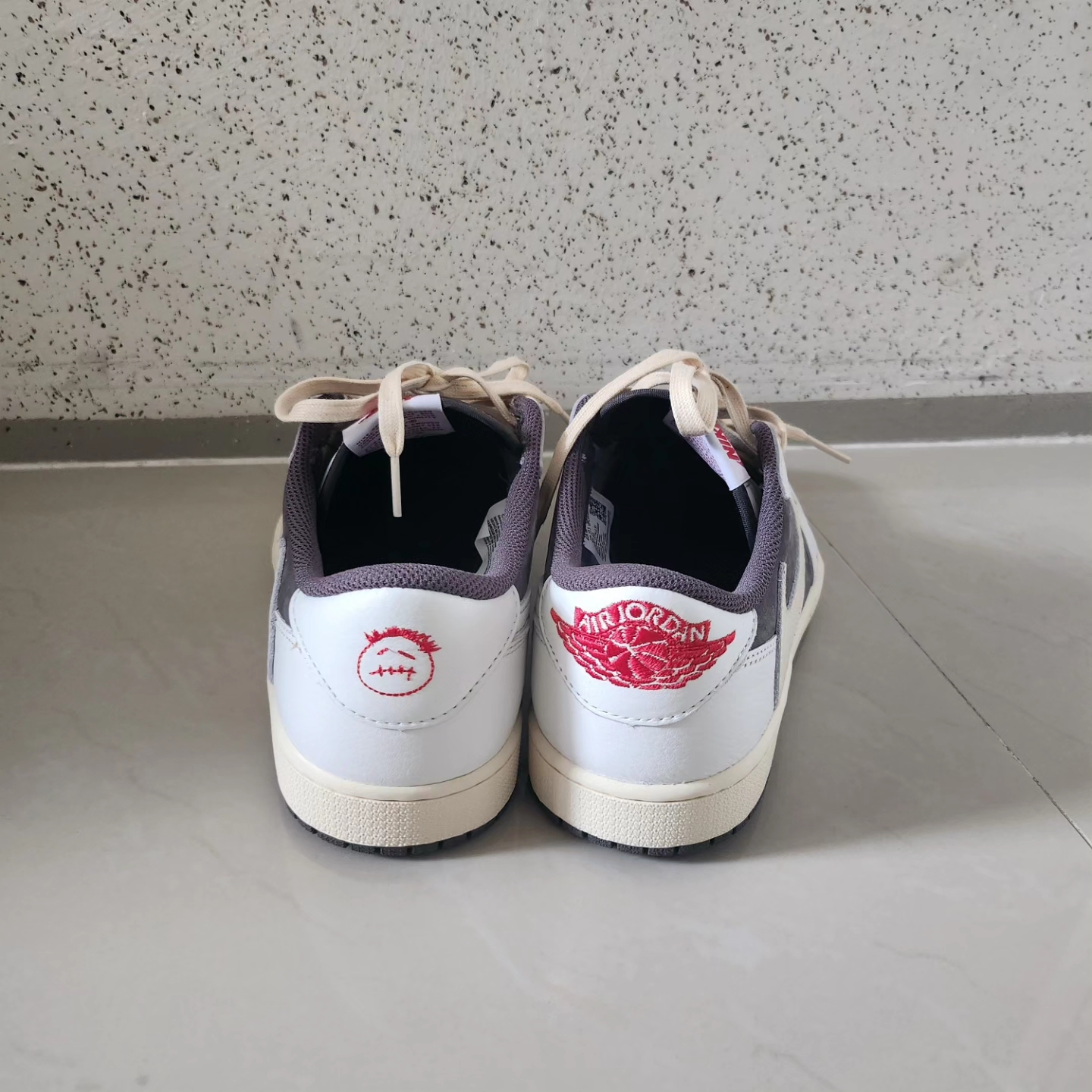 Jordan 1 x Travis Scott Retro Low OG SP Sail and Ridgerock 착용 스타일 - 4