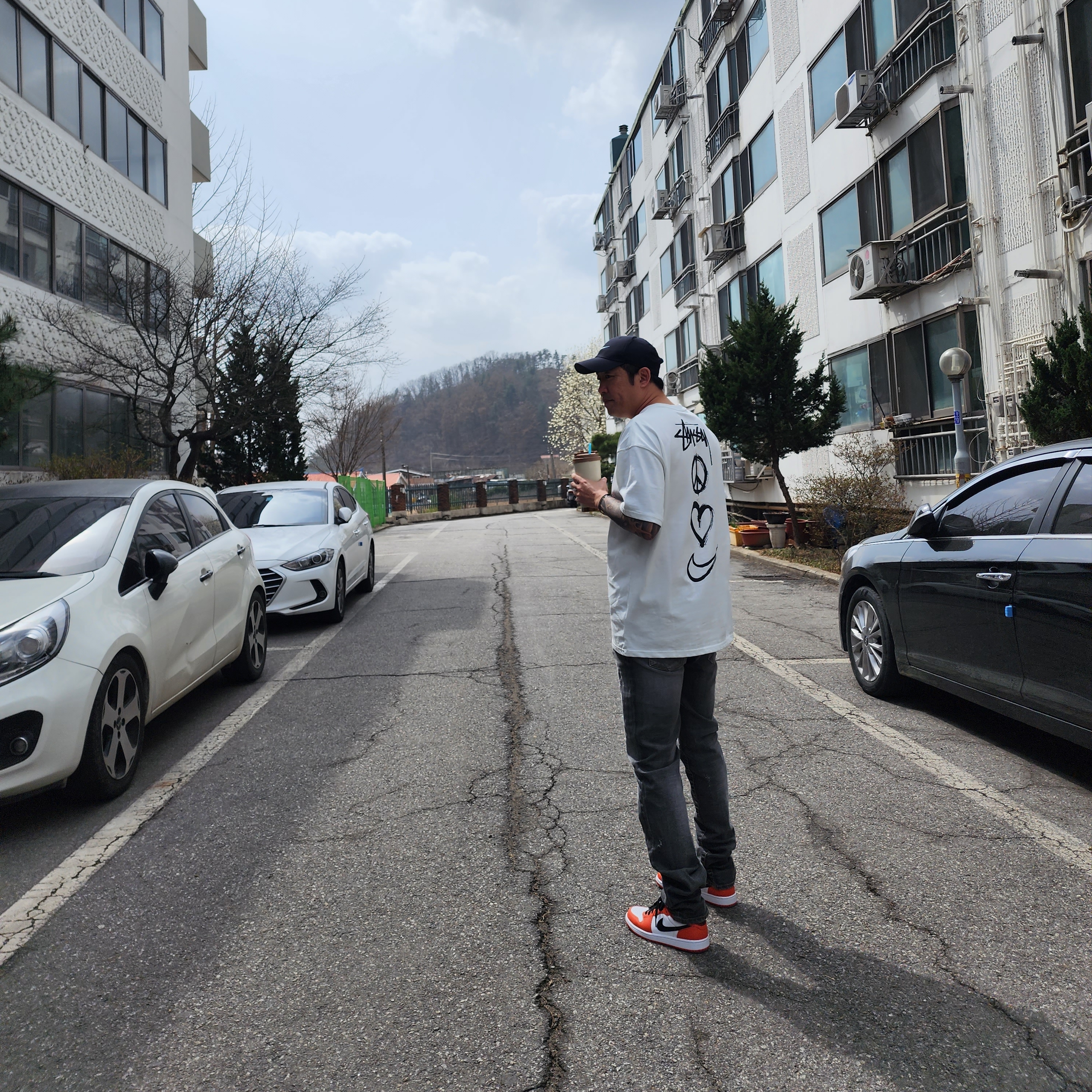 (W) Jordan 1 Low OG Starfish, Nike x Stussy NRG RA T-Shirt Summit White (DM4942-121) 착용 스타일 - 2