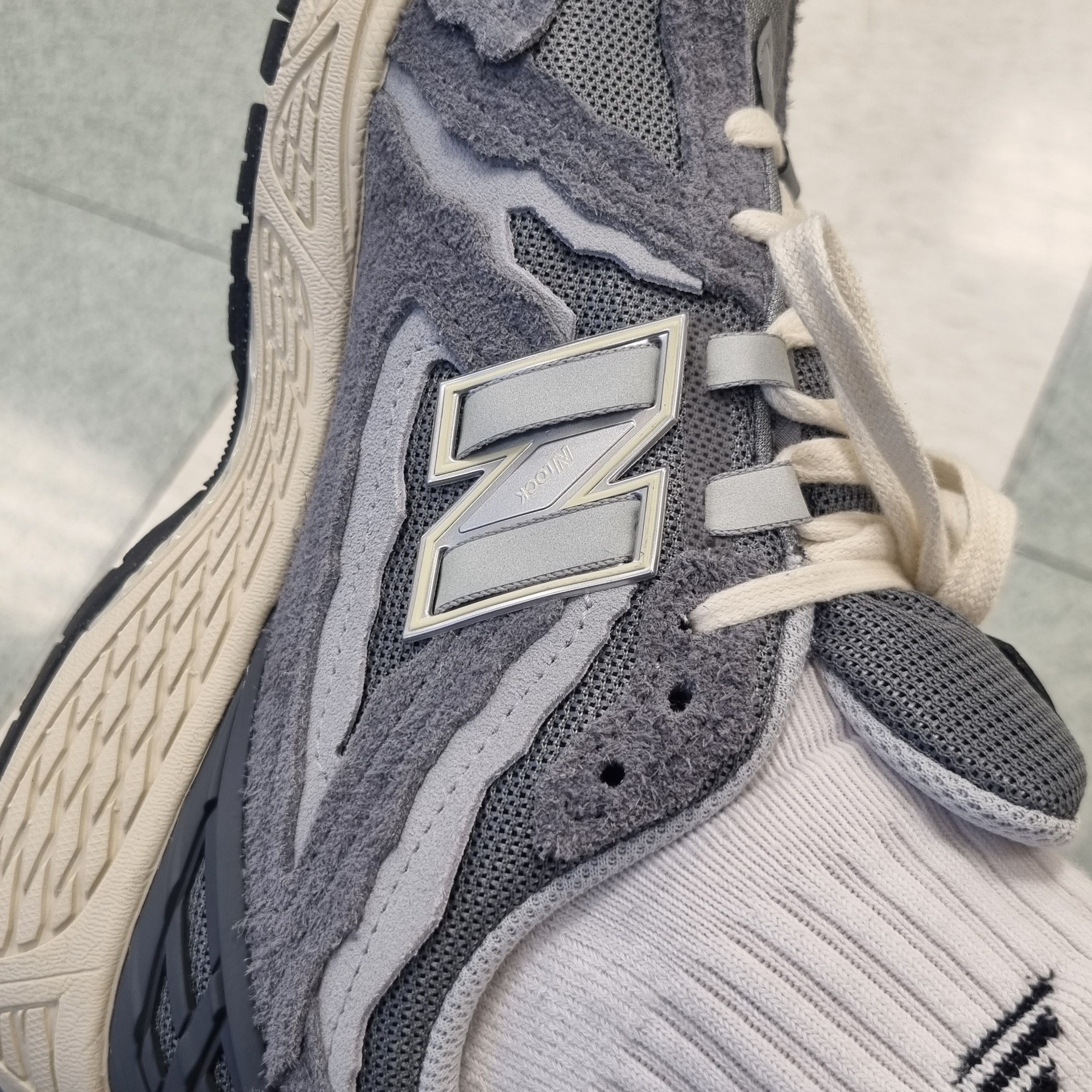 New Balance 1906D Protection Pack Castlerock 착용 스타일