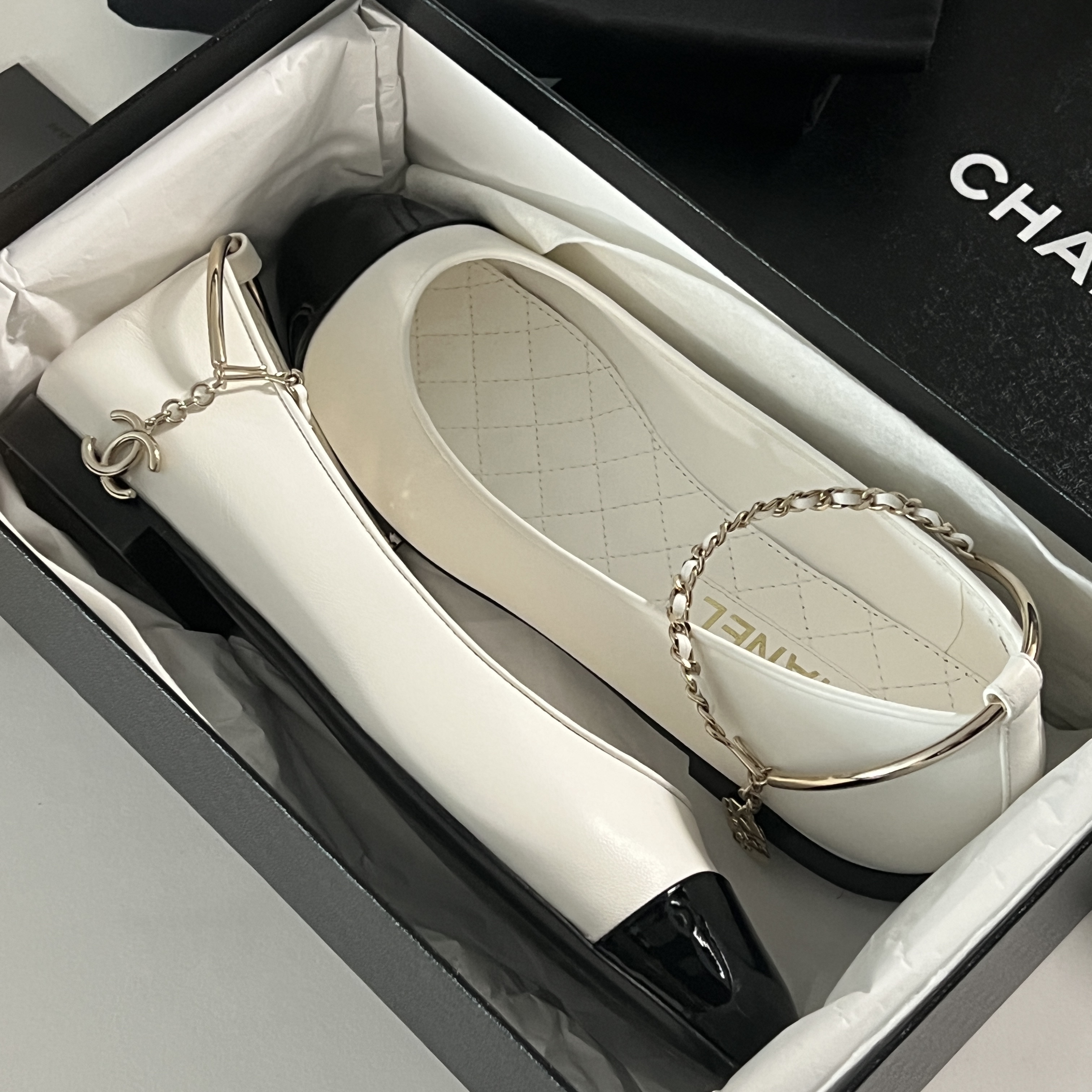 (W) Chanel Ballerina Flat Lambskin Patent Calfskin & White Black 착용 스타일