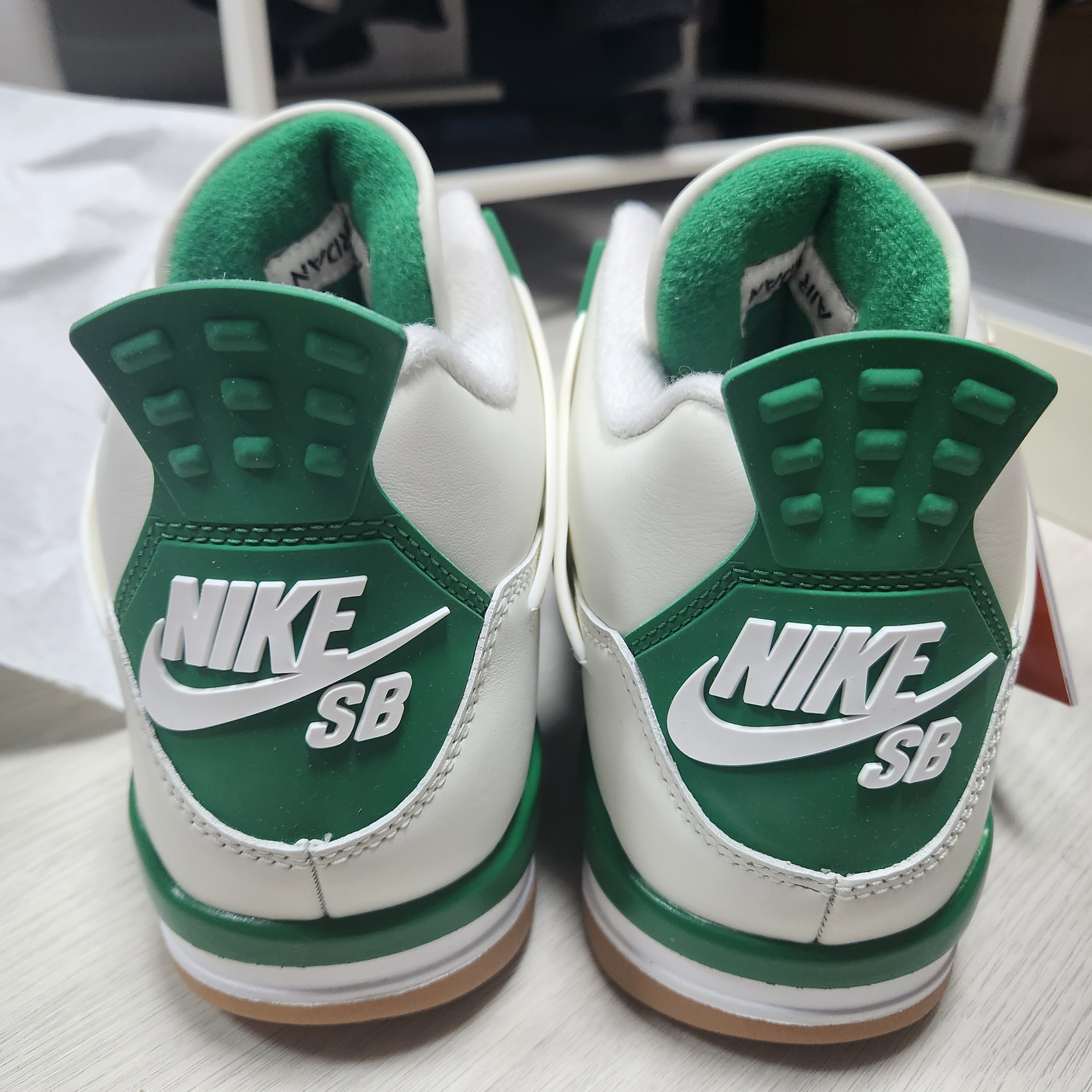 Jordan 4 x Nike SB Retro SP Pine Green 착용 스타일 - 1
