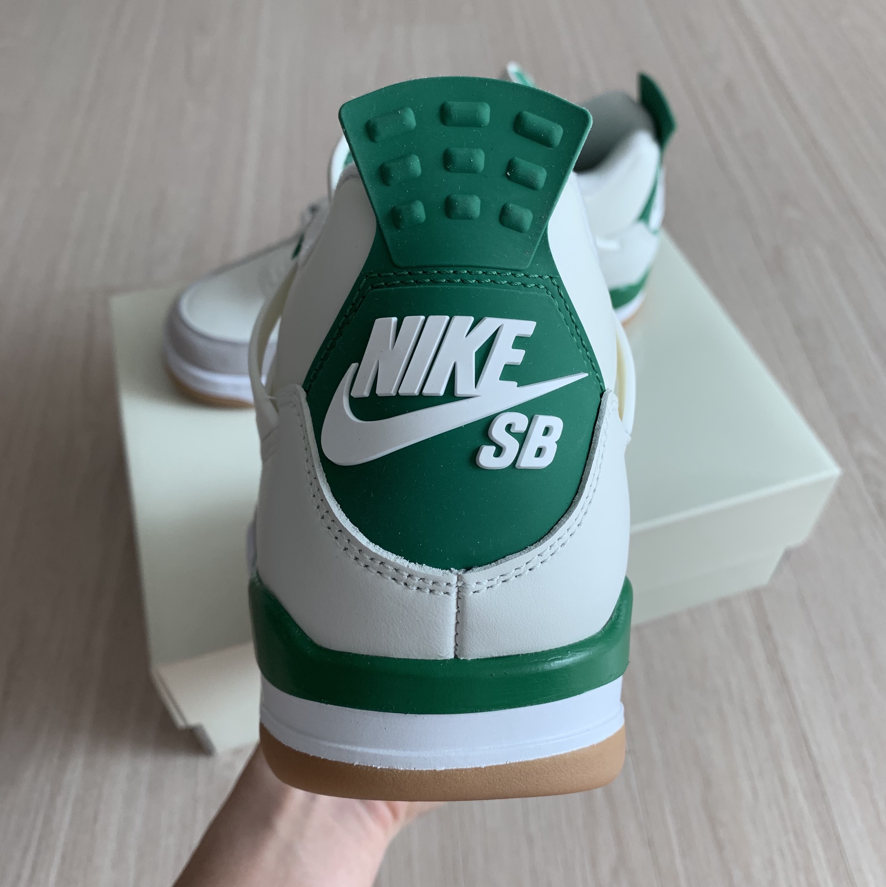 Jordan 4 x Nike SB Retro SP Pine Green 착용 스타일 - 5
