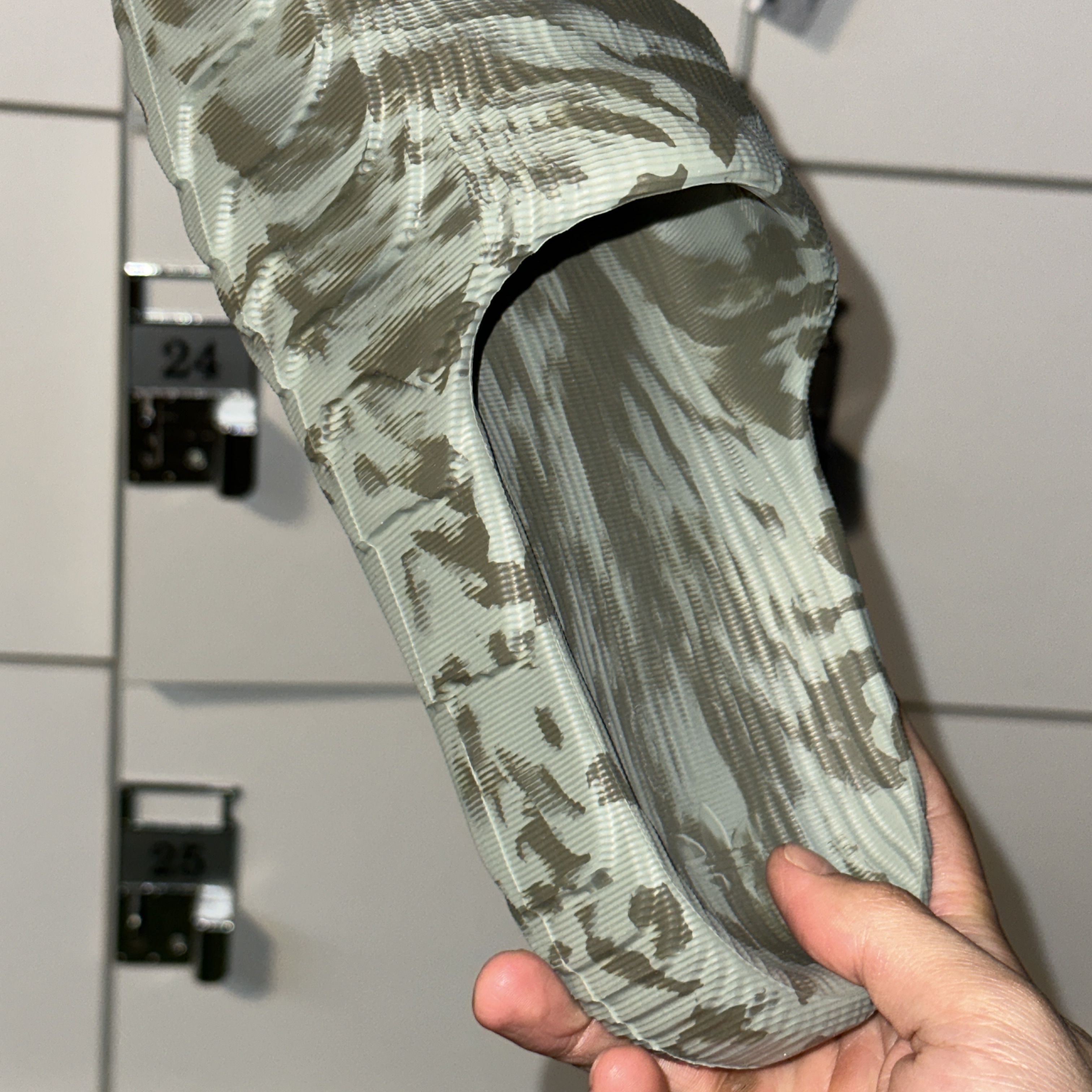 Adidas Adilette 22 Olive Strata 착용 스타일 - 3