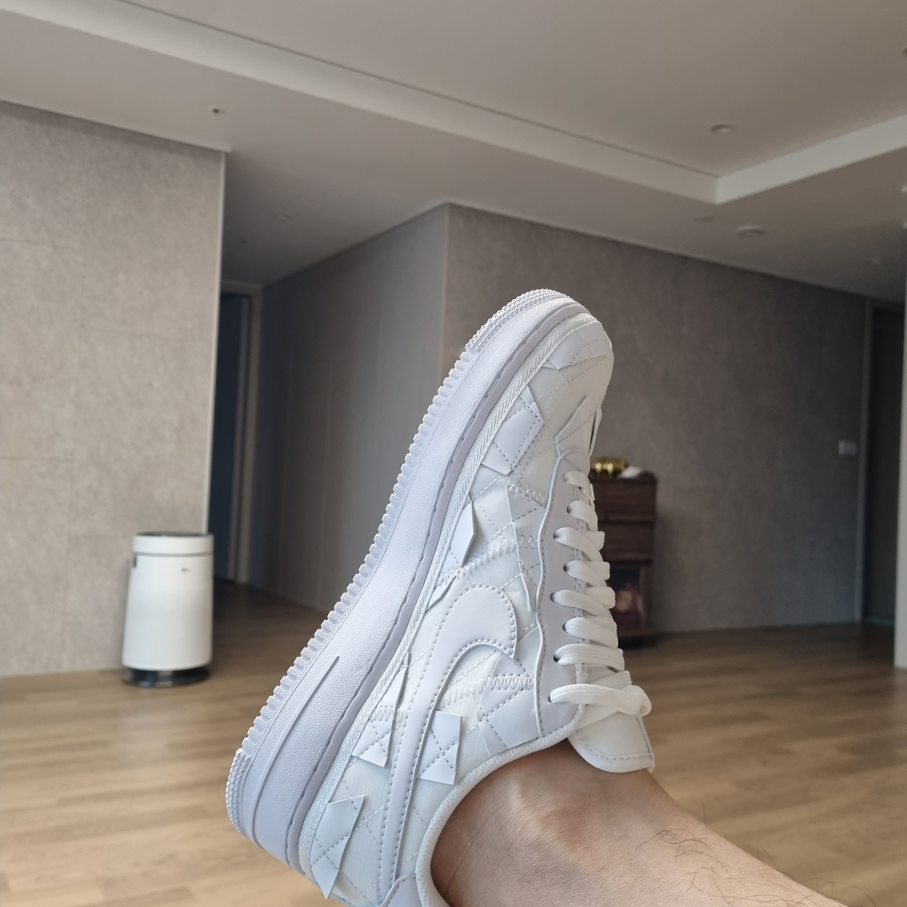 Nike x Billie Eilish Air Force 1 Low SP Triple White 착용 스타일 - 2