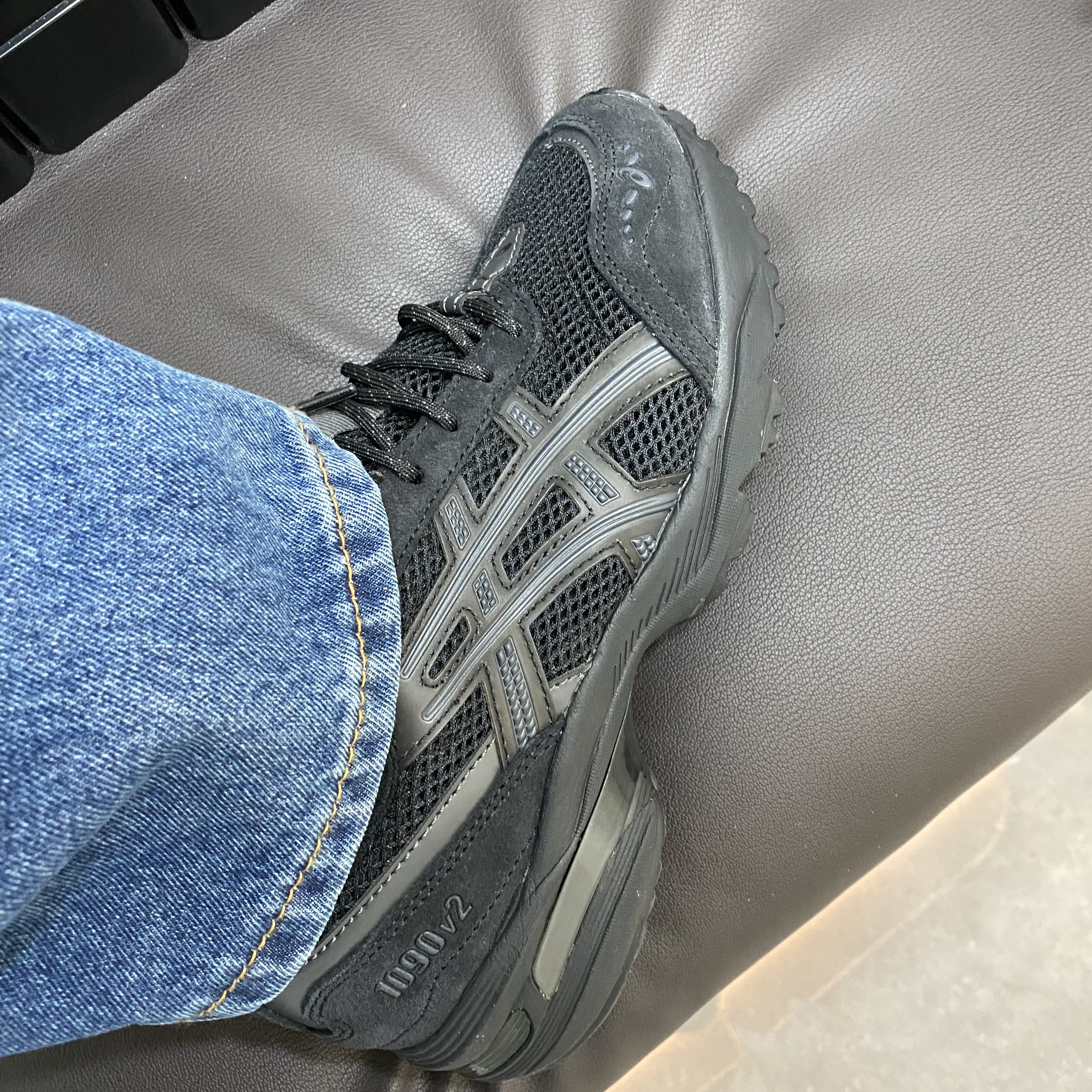 Asics Gel-1090 V2 Black 착용 스타일 - 1