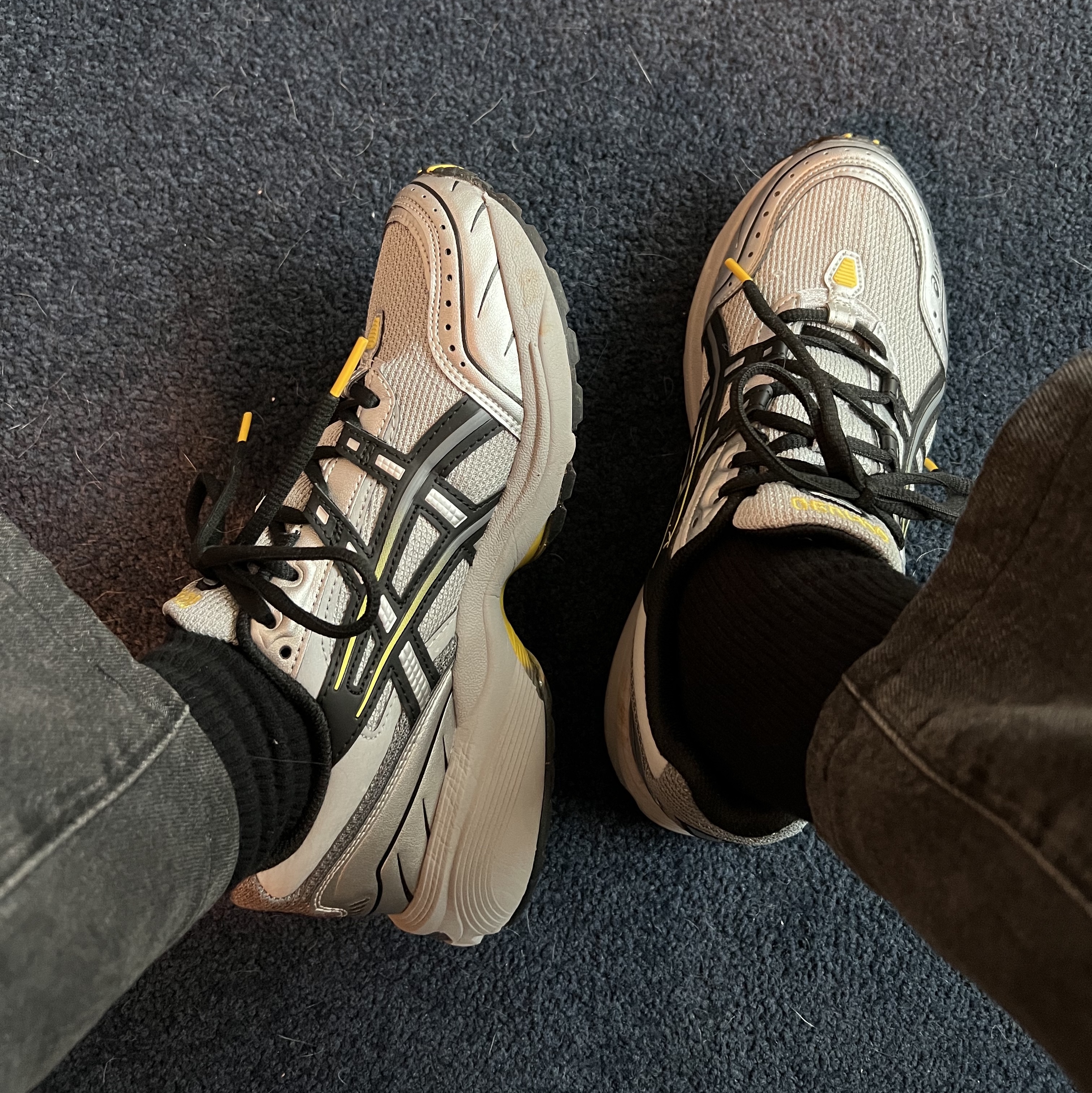 Asics Gel-1090 Mid Grey Black 착용 스타일 - 2