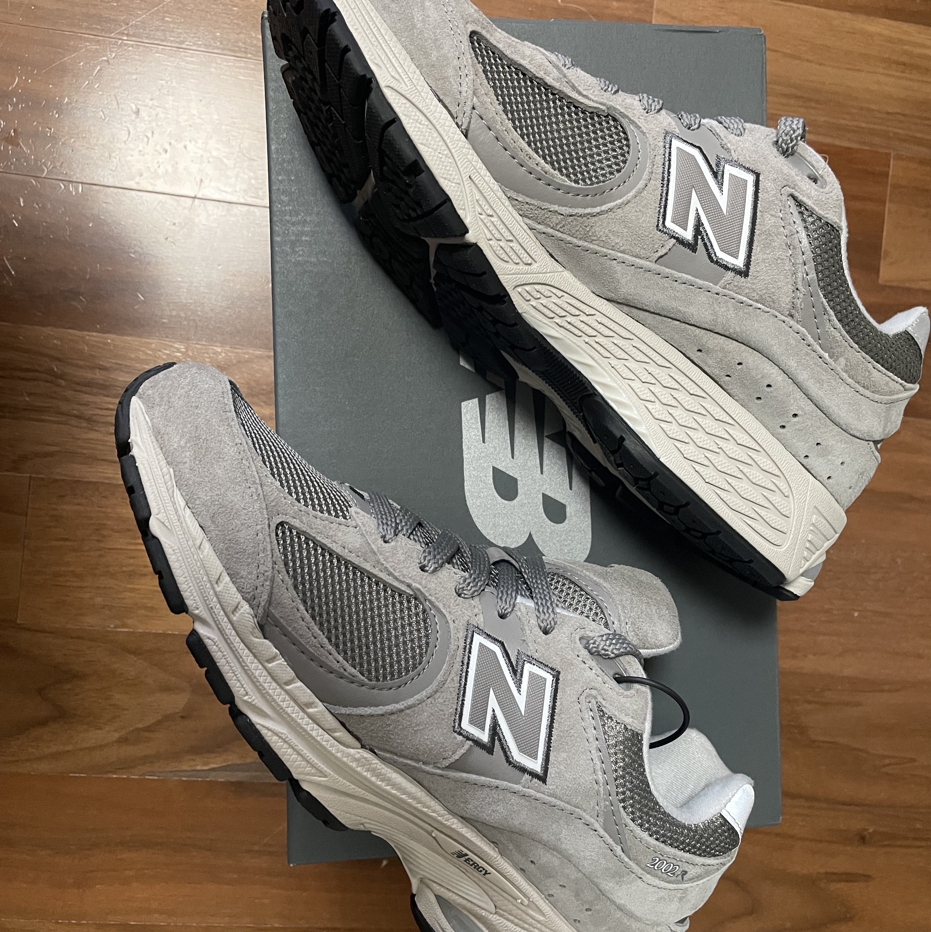 New Balance 2002R Grey 착용 스타일
