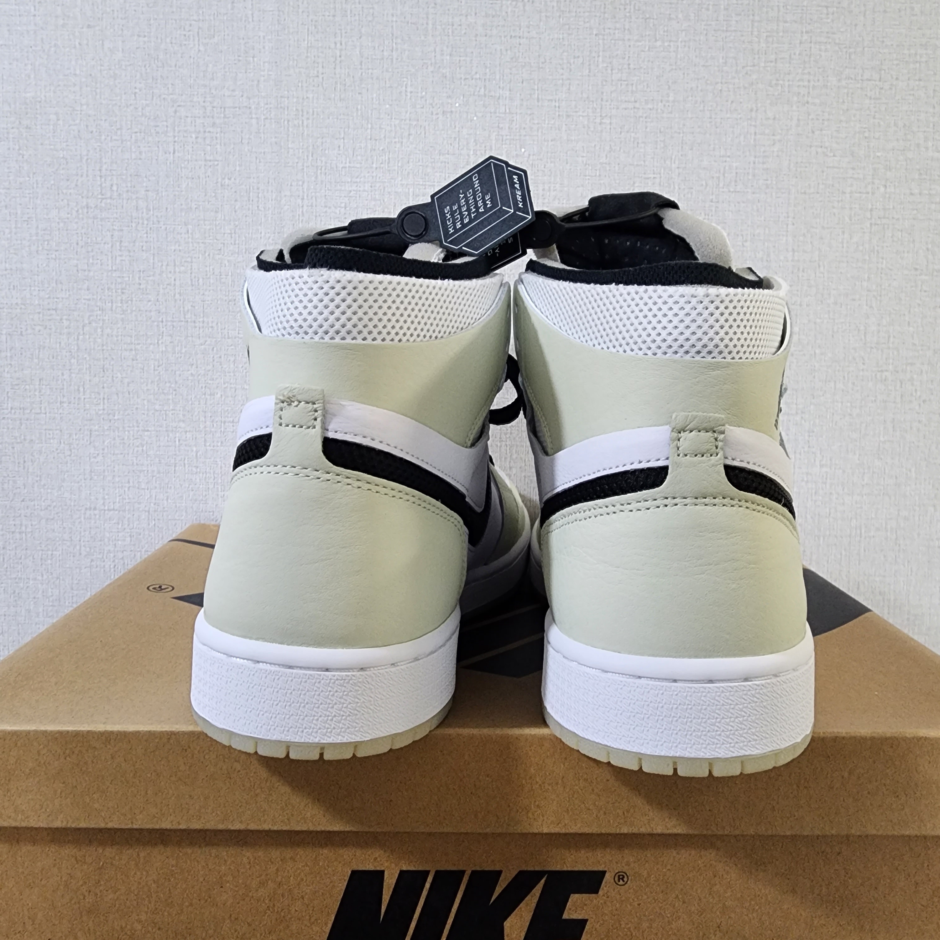 (W) Jordan 1 Zoom Air CMFT Light Bone 착용 스타일 - 3