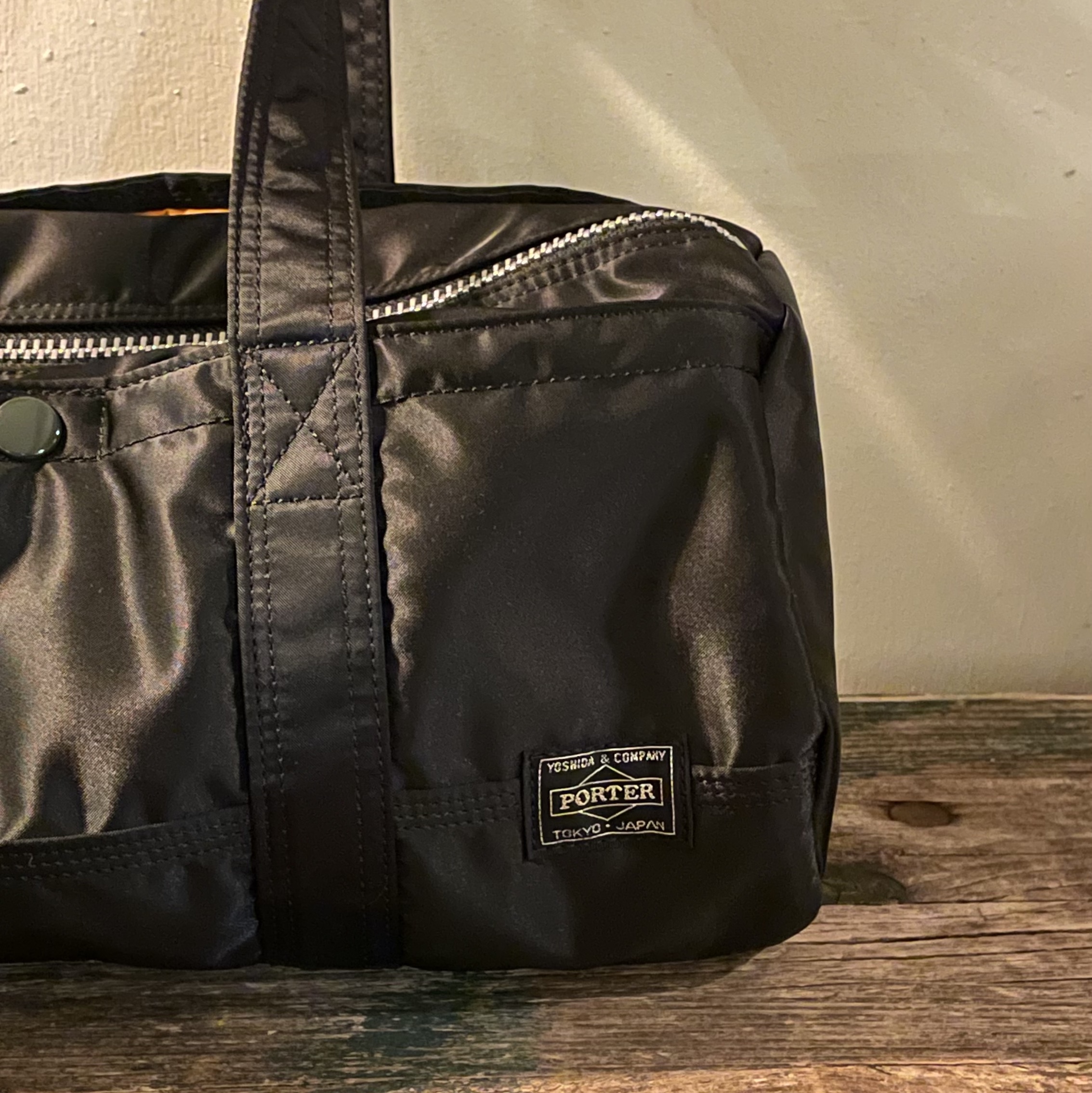 Porter Tanker Duffle Bag L Black 착용 스타일 - 2