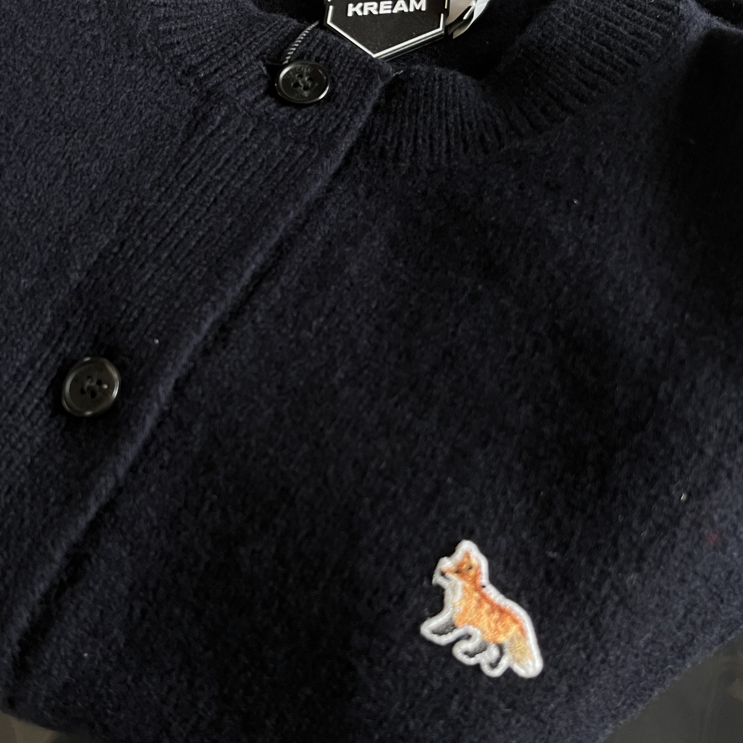 (W) Maison Kitsune Baby Fox Patch R-Neck Fitted Cardigan Navy 착용 스타일 - 1