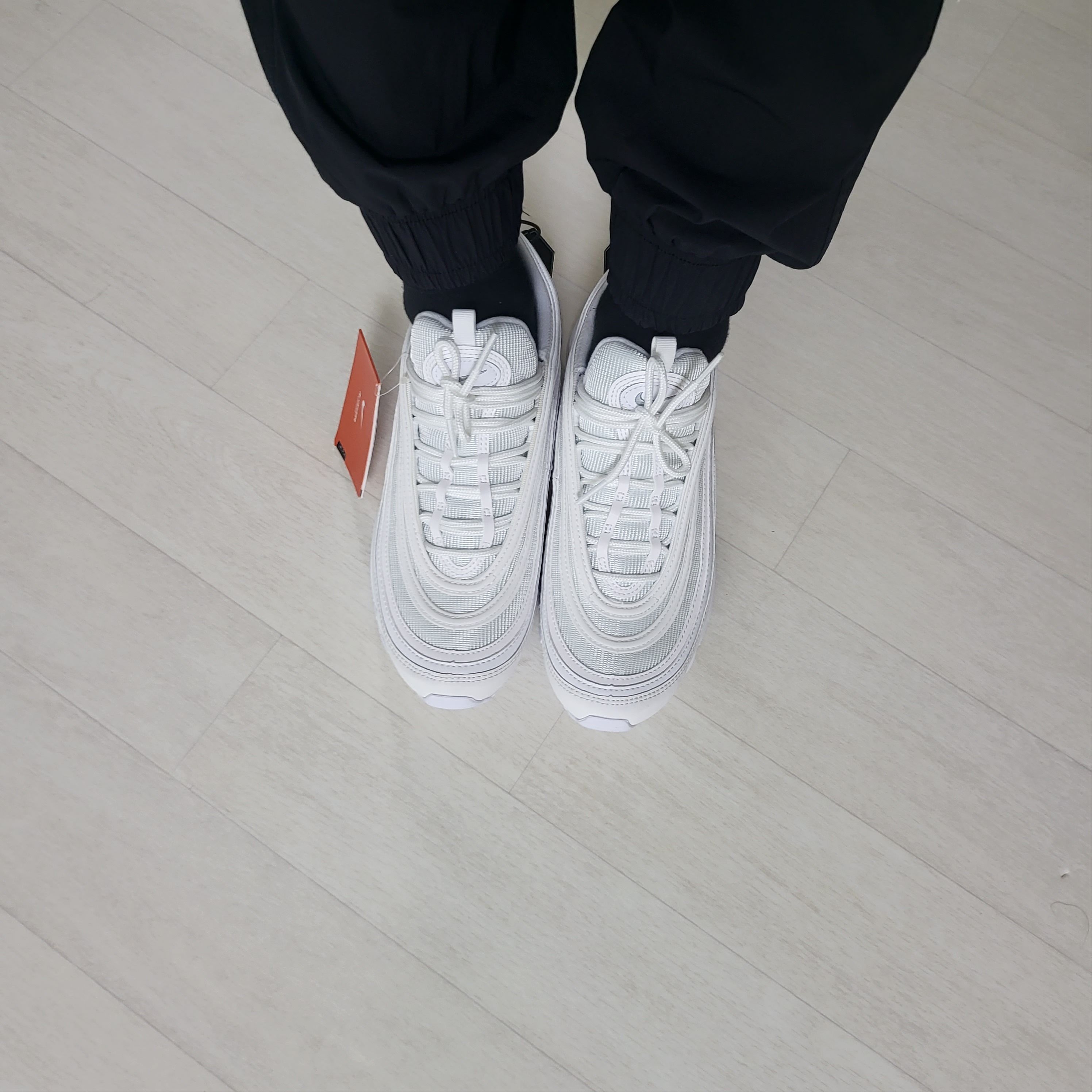 Nike Air Max 97 Triple White Wolf Grey 착용 스타일