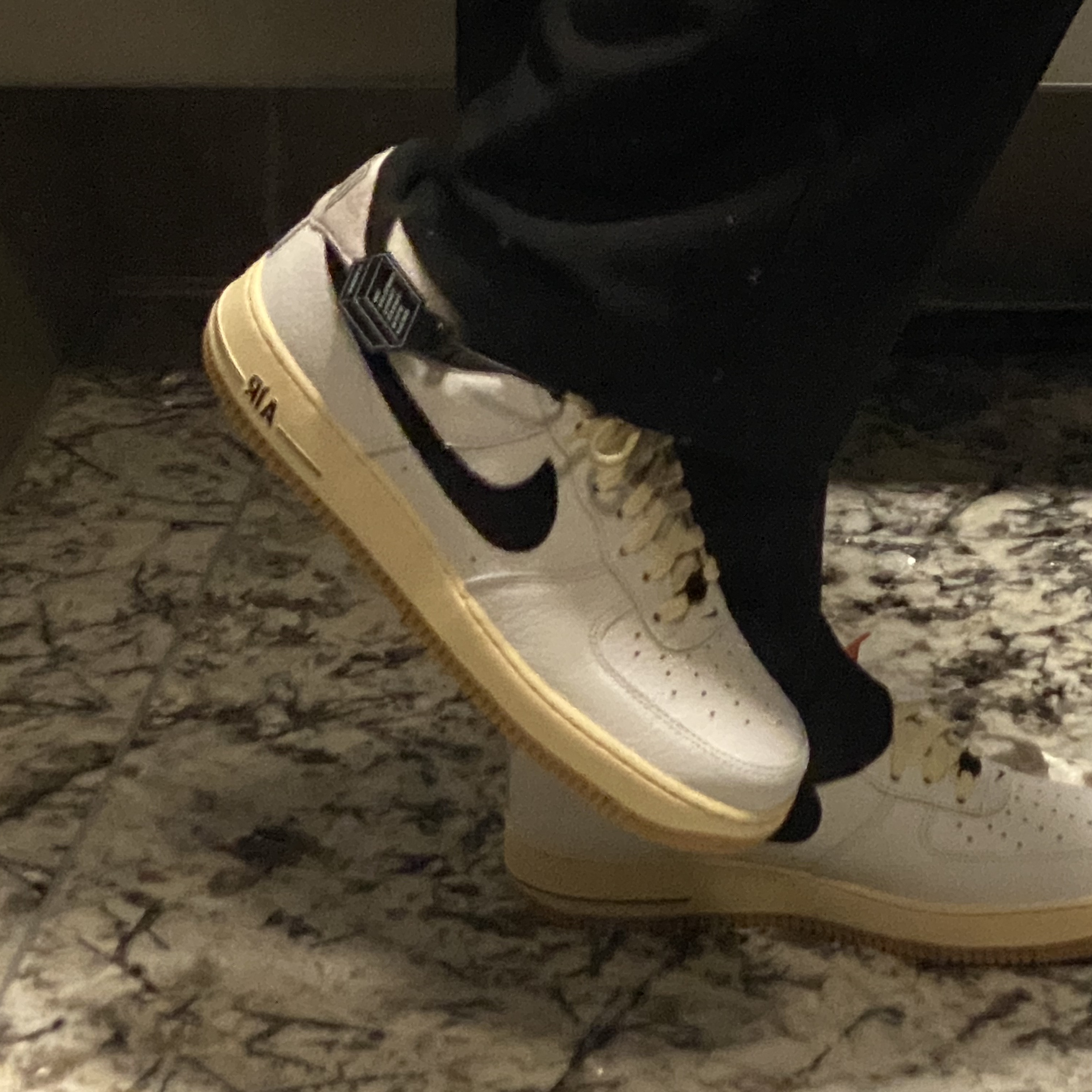 (W) Nike Air Force 1 '07 LX Black and Summit White 착용 스타일 - 1