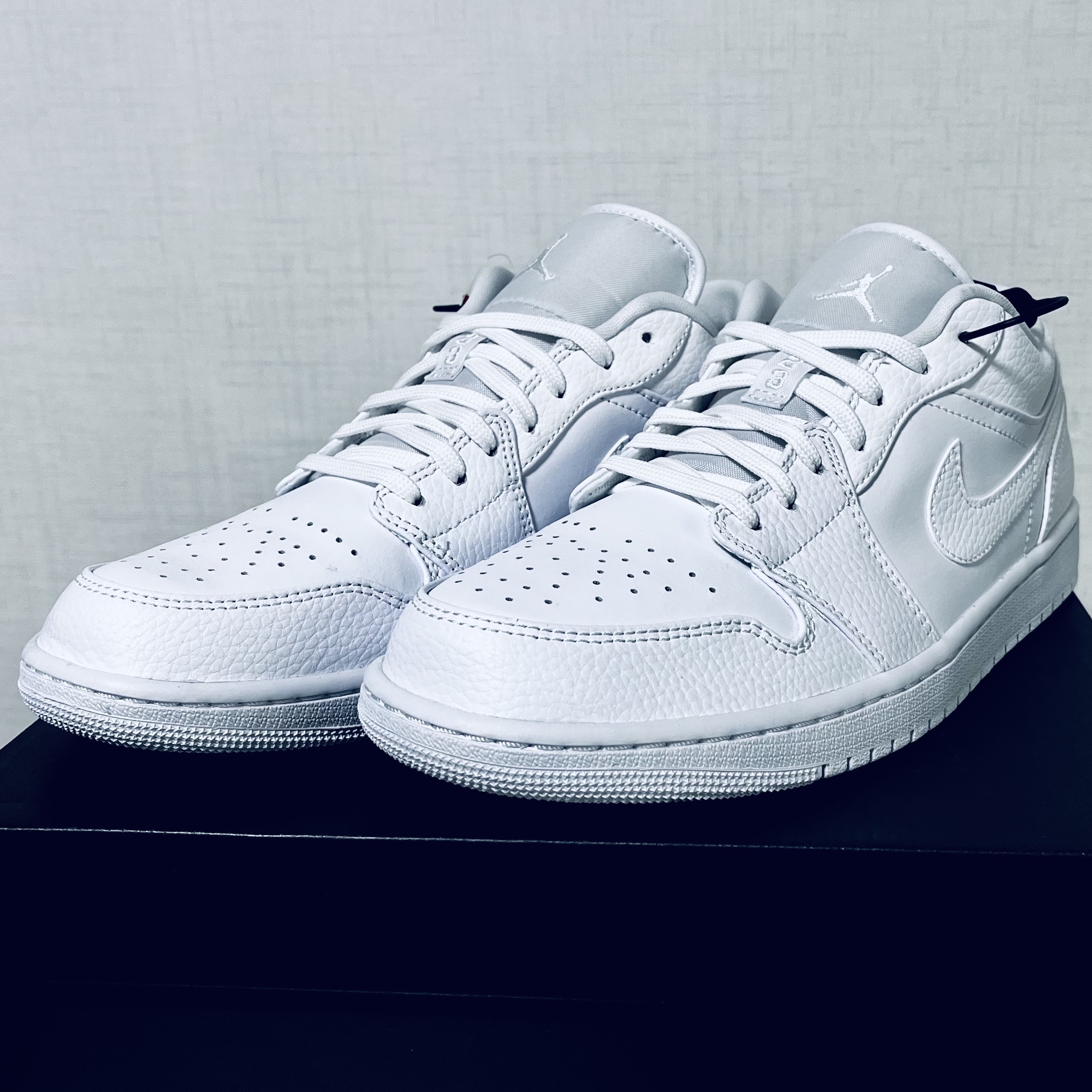 Jordan 1 Low Triple White Tumbled Leather 2020 착용 스타일 - 2