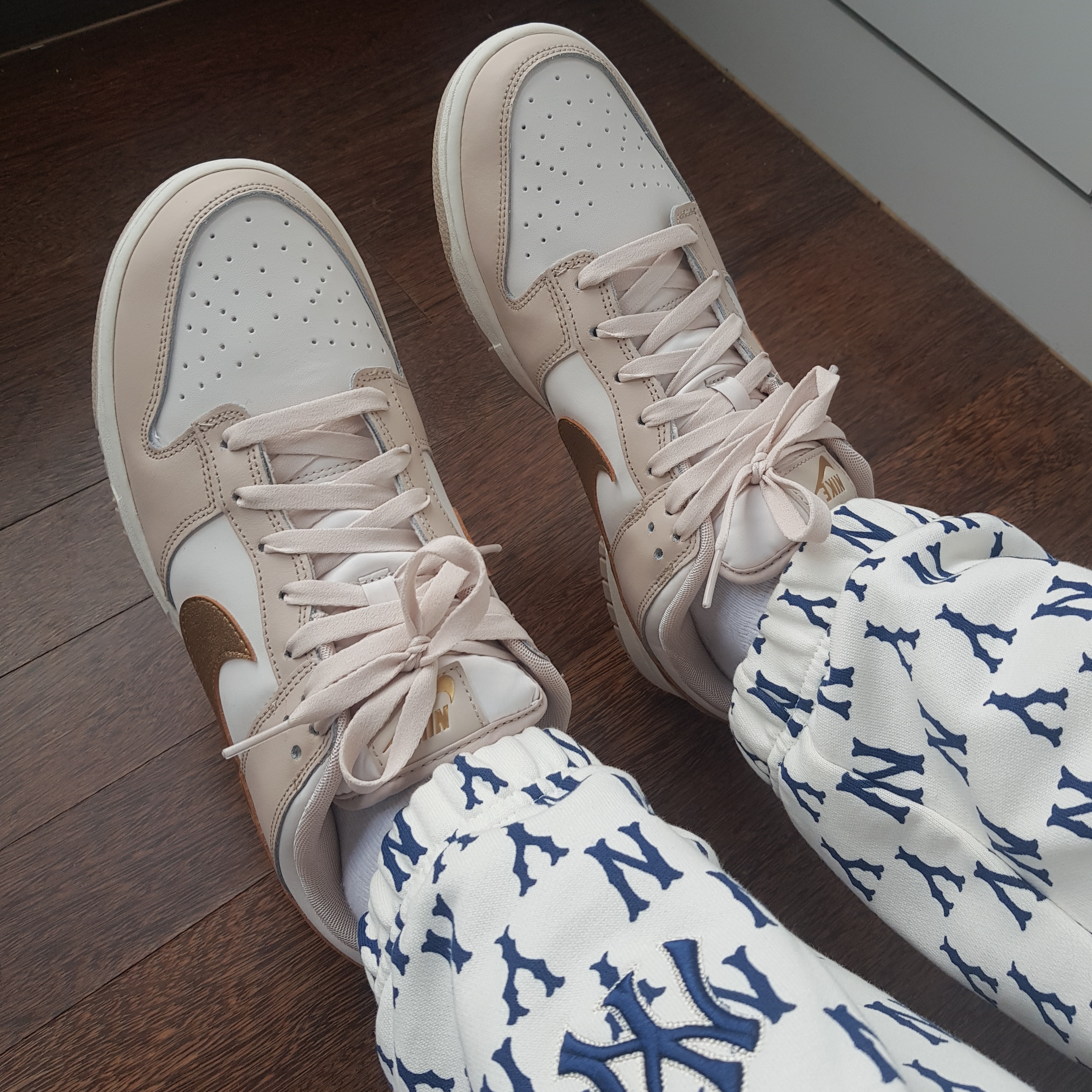 (W) Nike Dunk Low Sanddrift Metallic Gold 착용 스타일