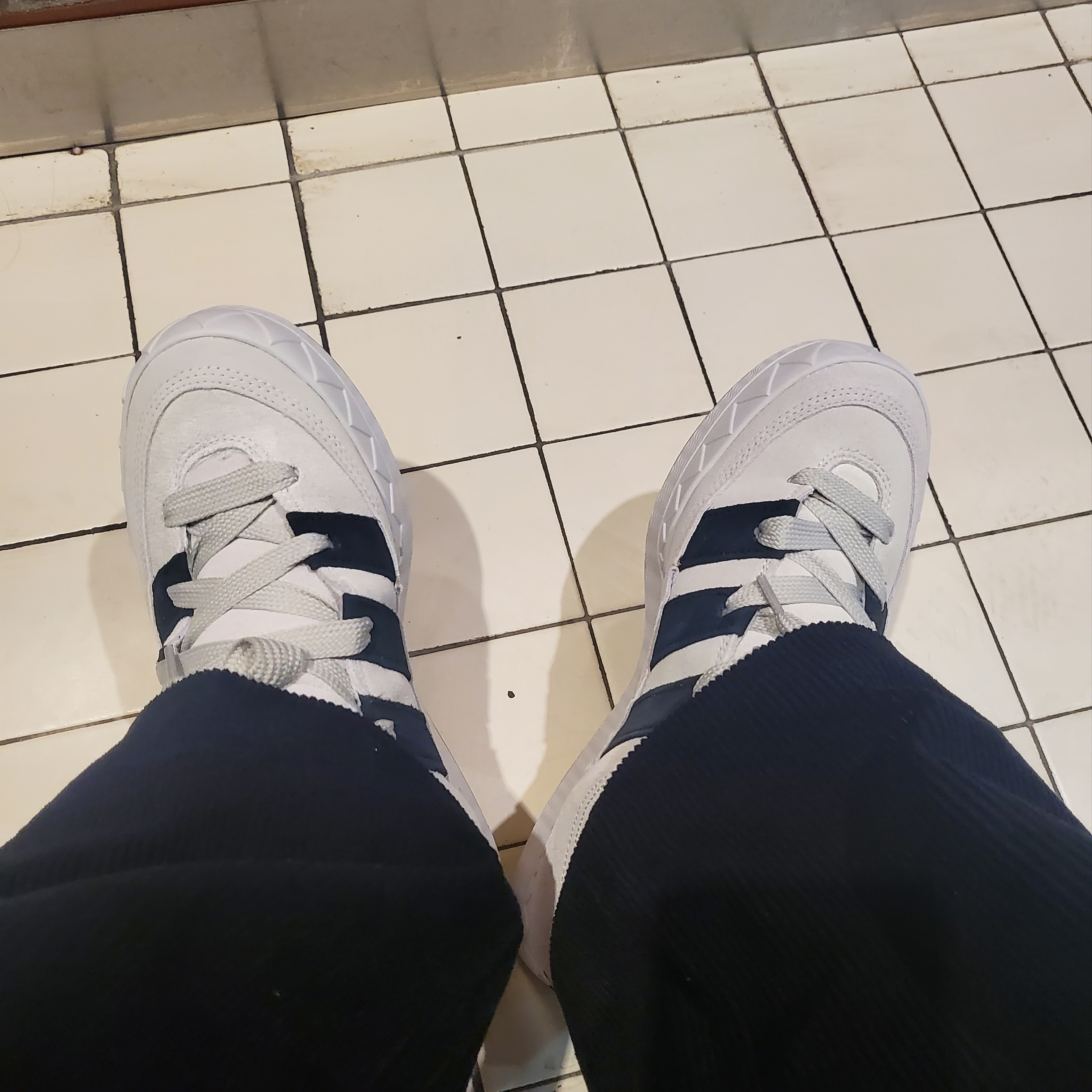 Adidas Adimatic Grey One 착용 스타일