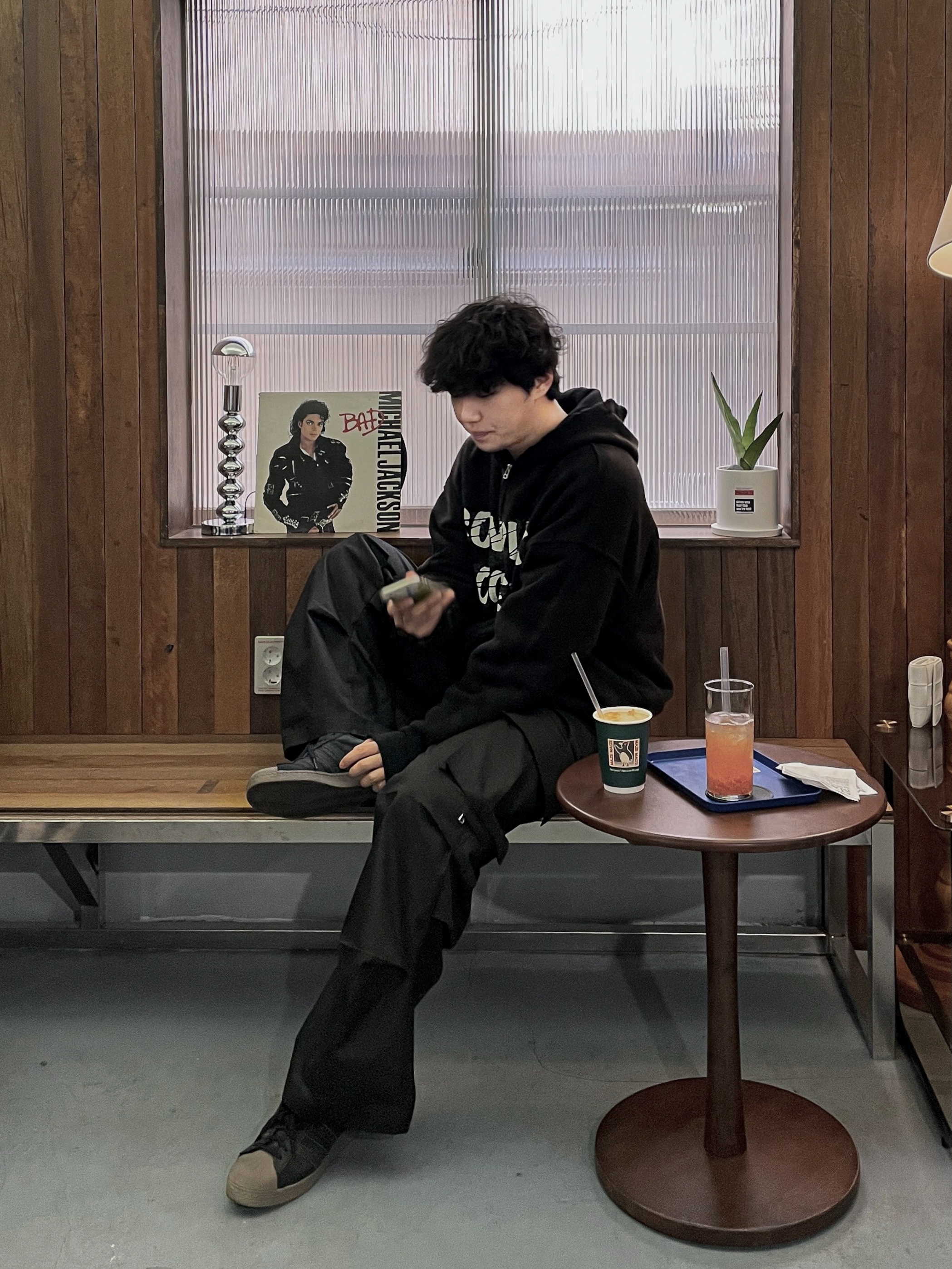 Adidas Superstar Core Black Gum 착용 스타일 - 2