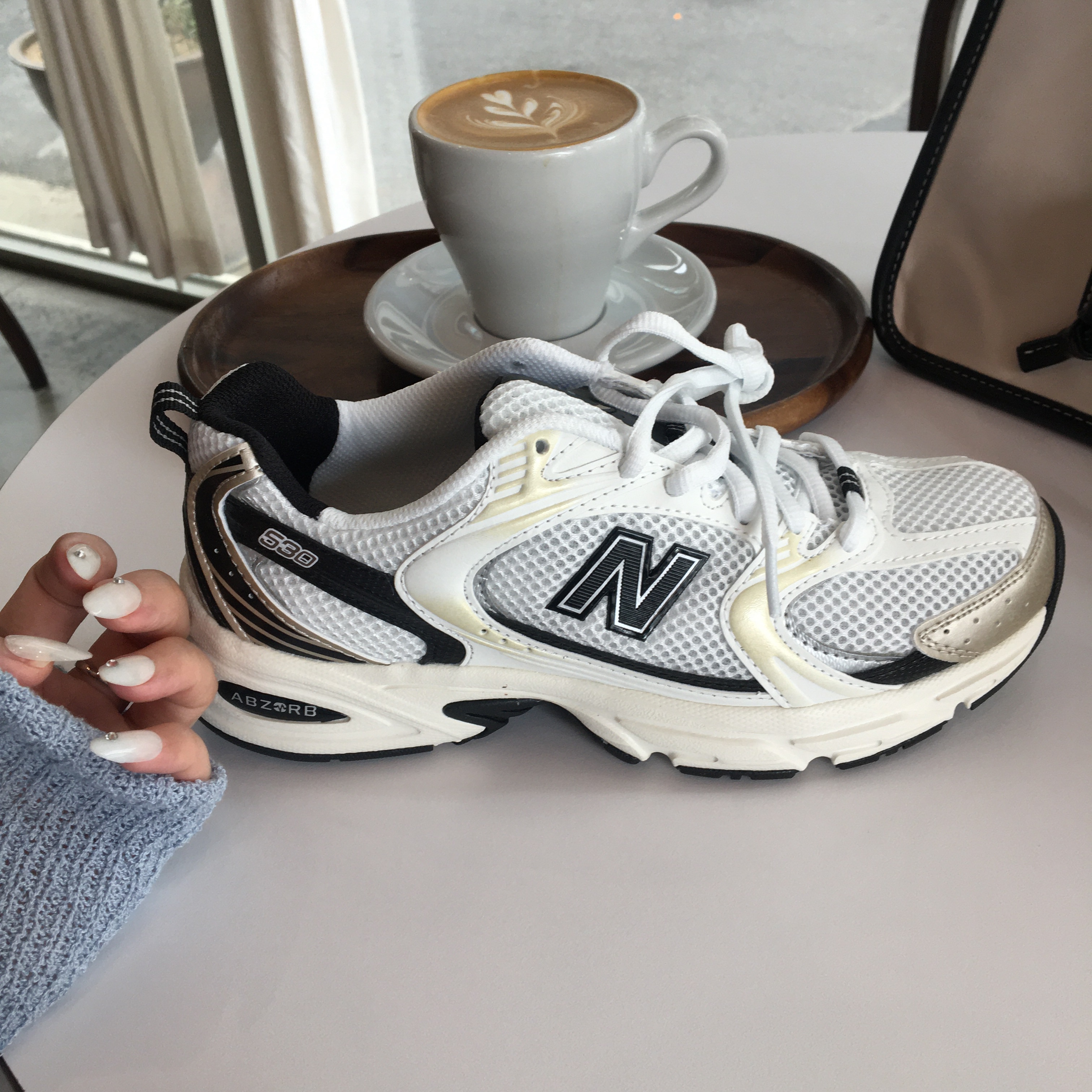 New Balance 530 White Gold 착용 스타일 - 1