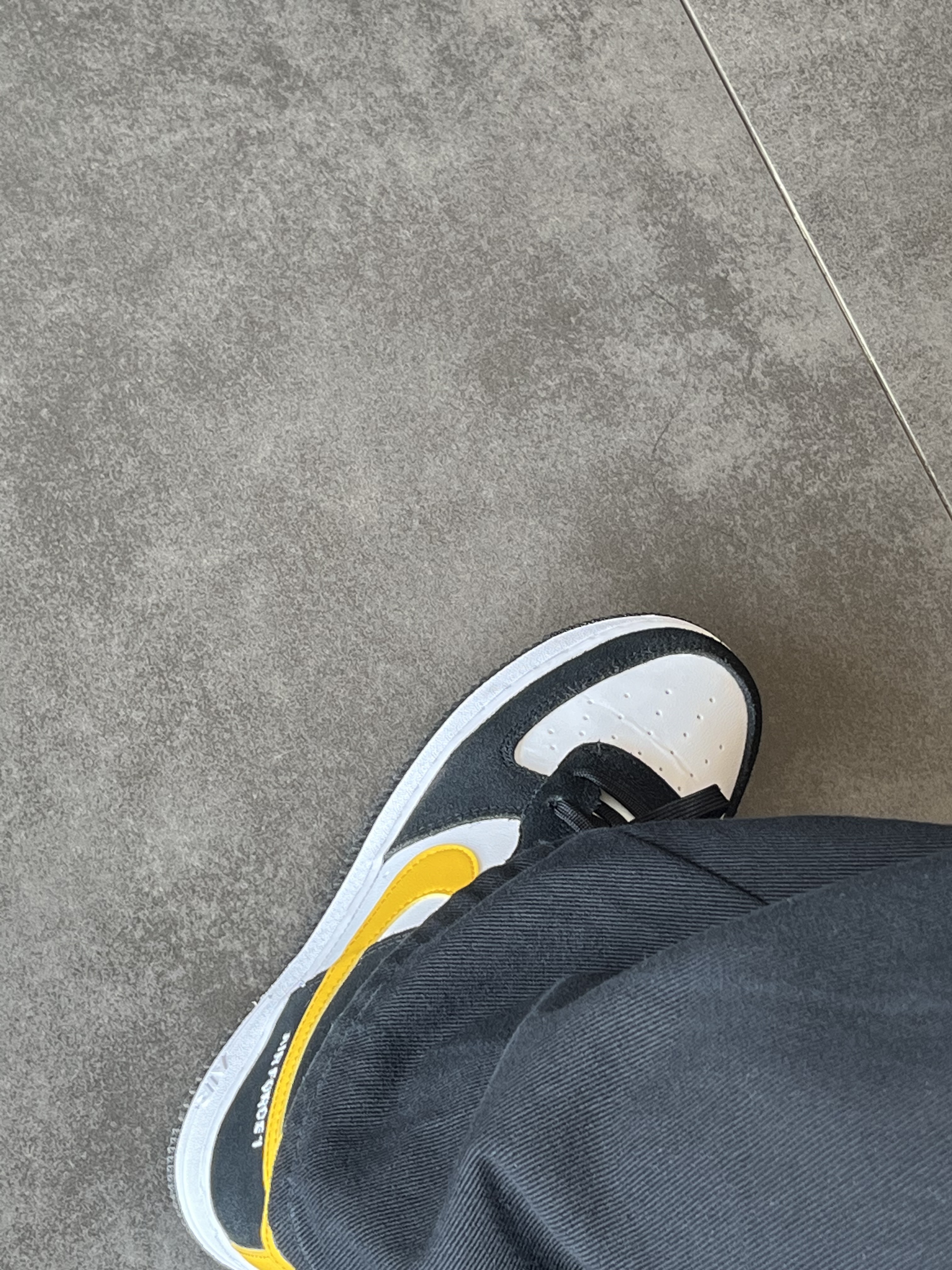 (GS) Nike Air Force 1 LV8 Athletic Club Black Dark Sulfur 착용 스타일