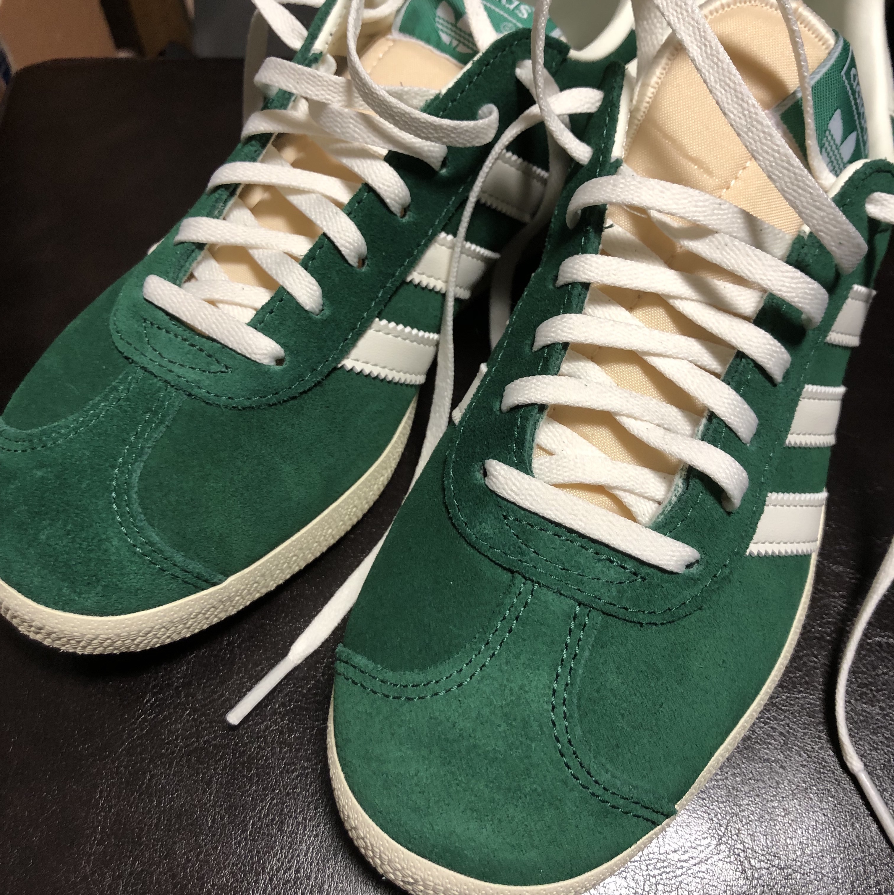 Adidas Gazelle Dark Green Cream White 착용 스타일