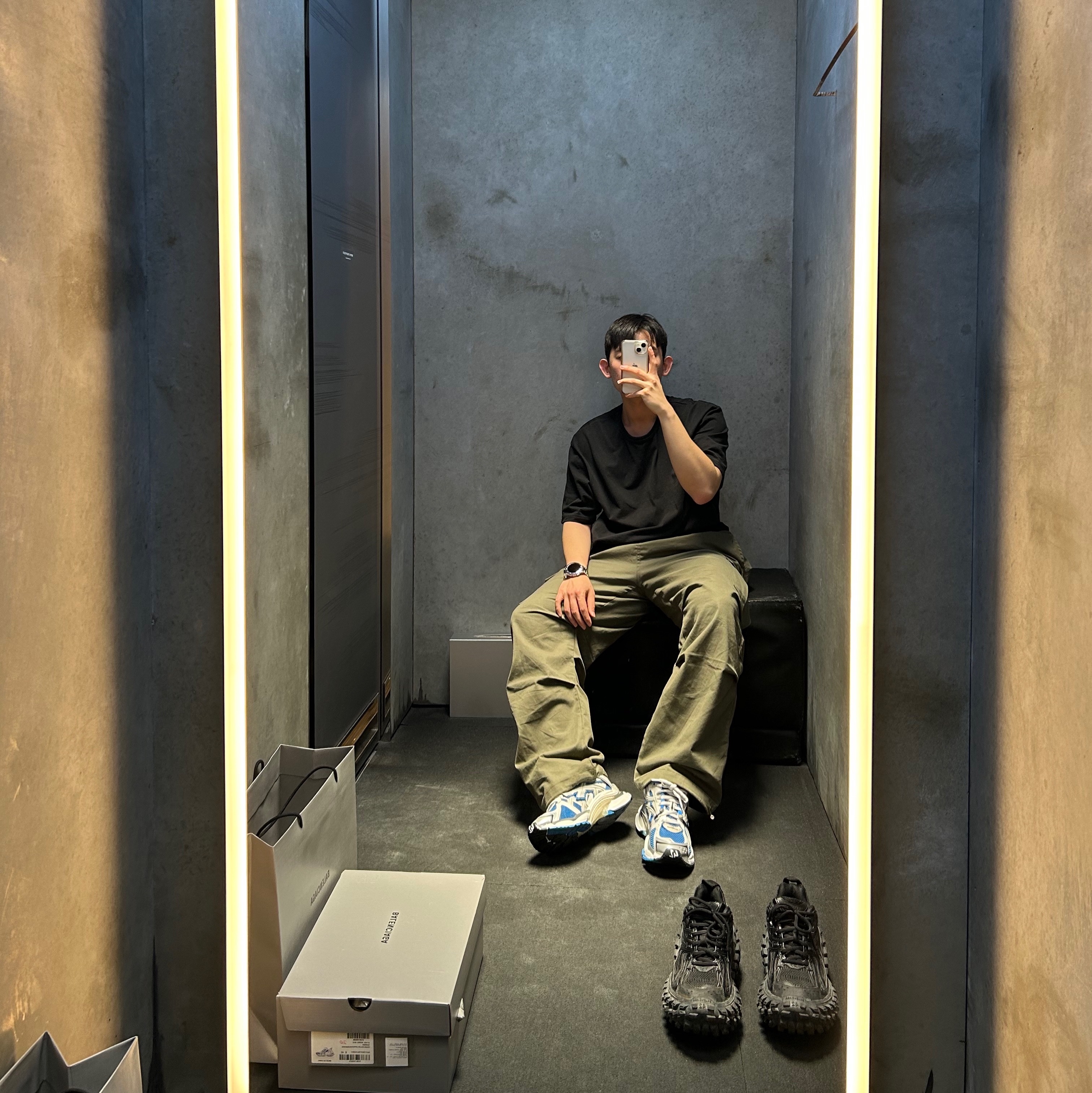 Balenciaga Runner Sneakers Blue White, Balenciaga Defender Sneakers Black 착용 스타일 - 1