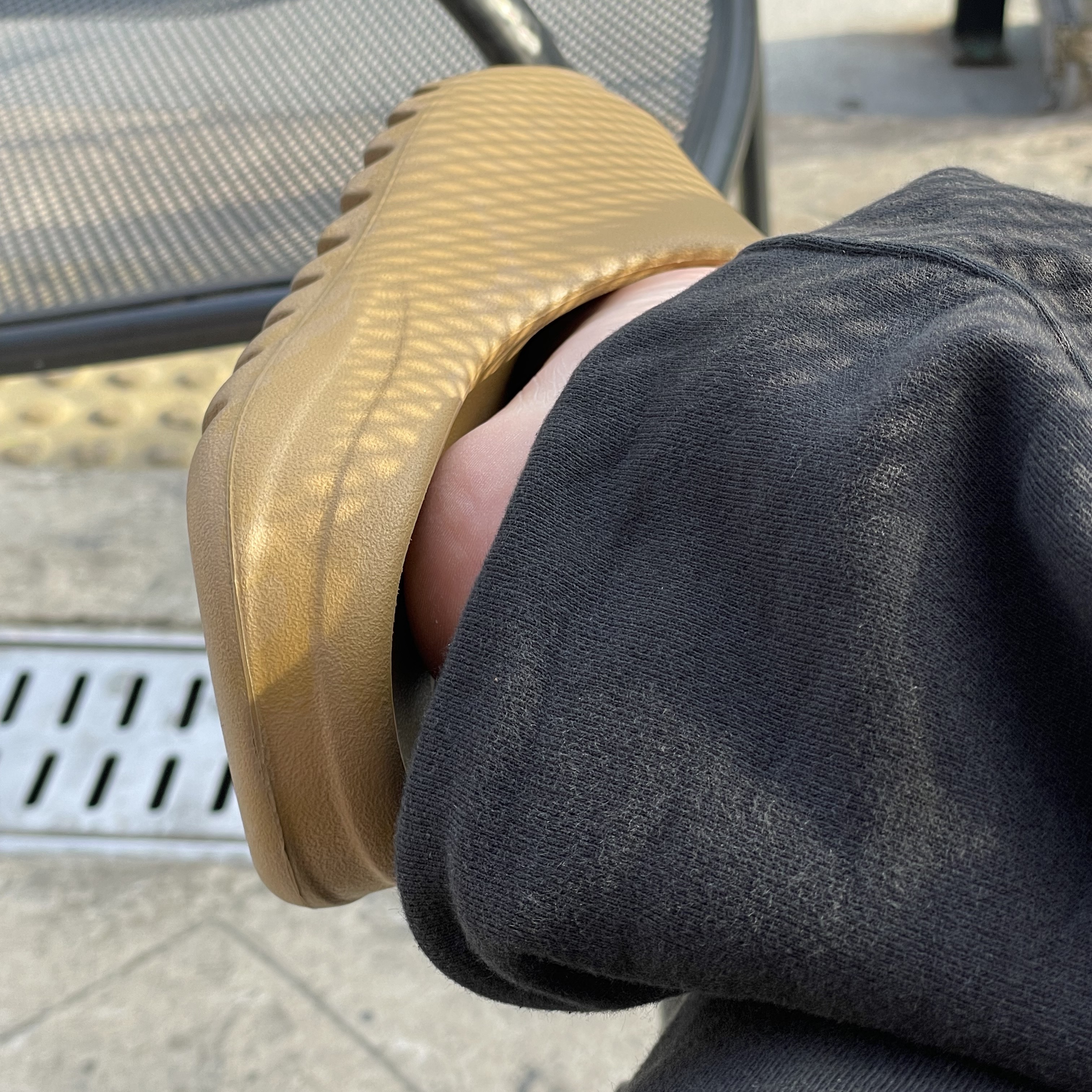 Adidas Yeezy Slide Ochre 착용 스타일