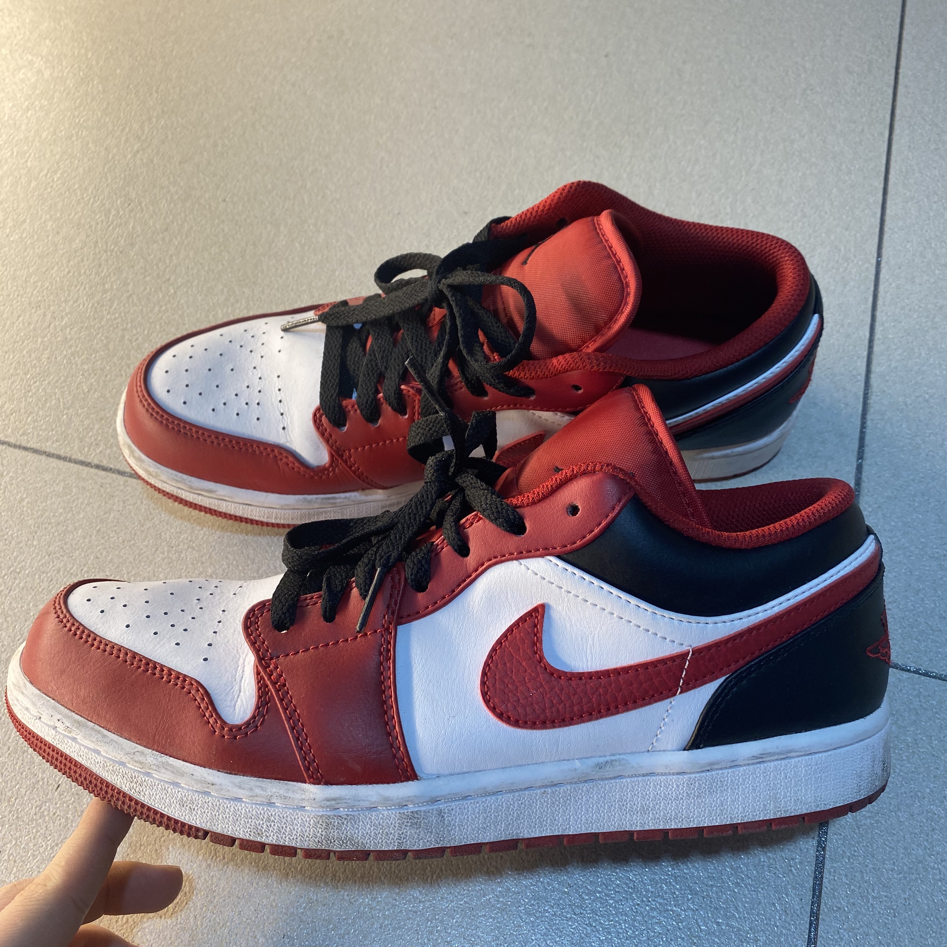 Jordan 1 Low White Gym Red Black 착용 스타일 - 2