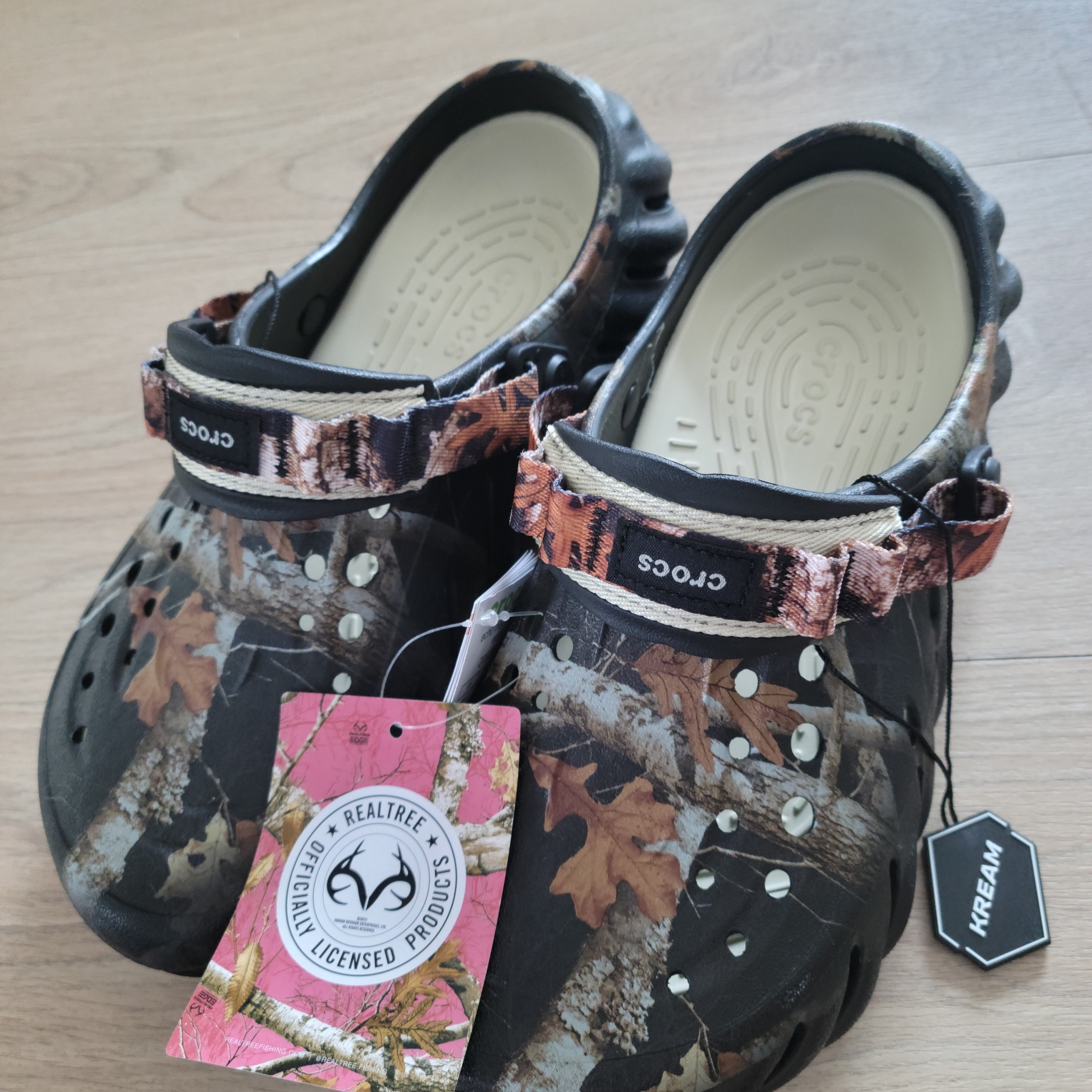 Crocs Echo Clog Real Tree Black 착용 스타일