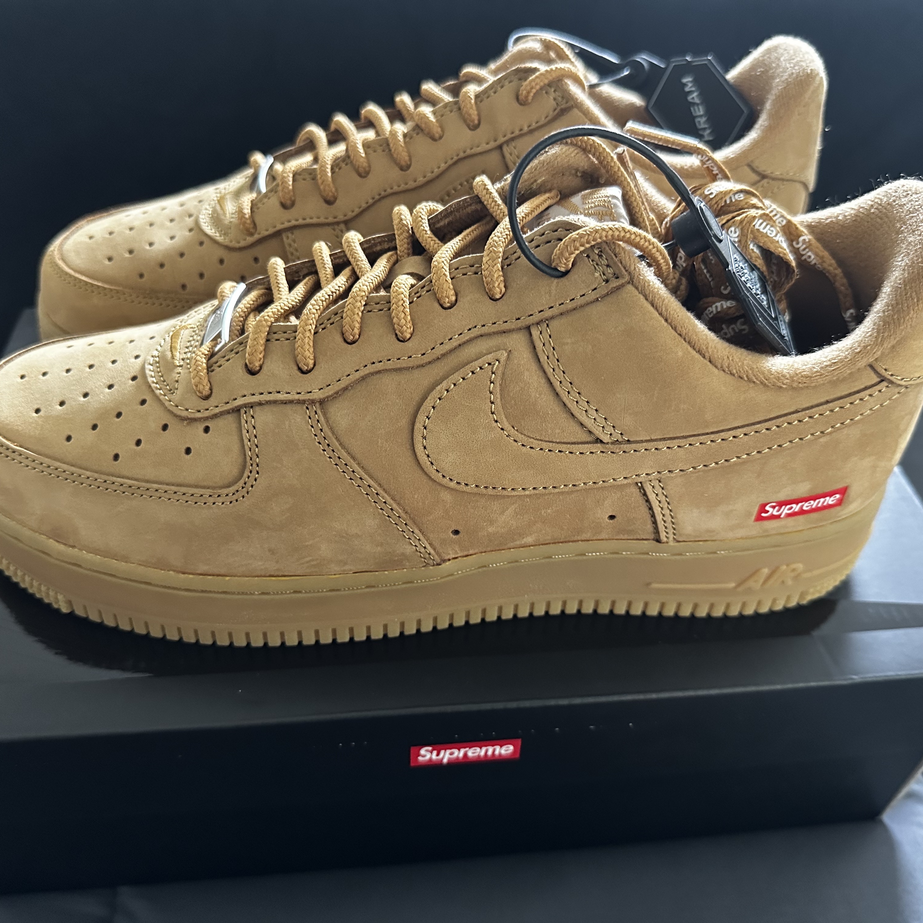 Nike x Supreme Air Force 1 Low Flax 착용 스타일