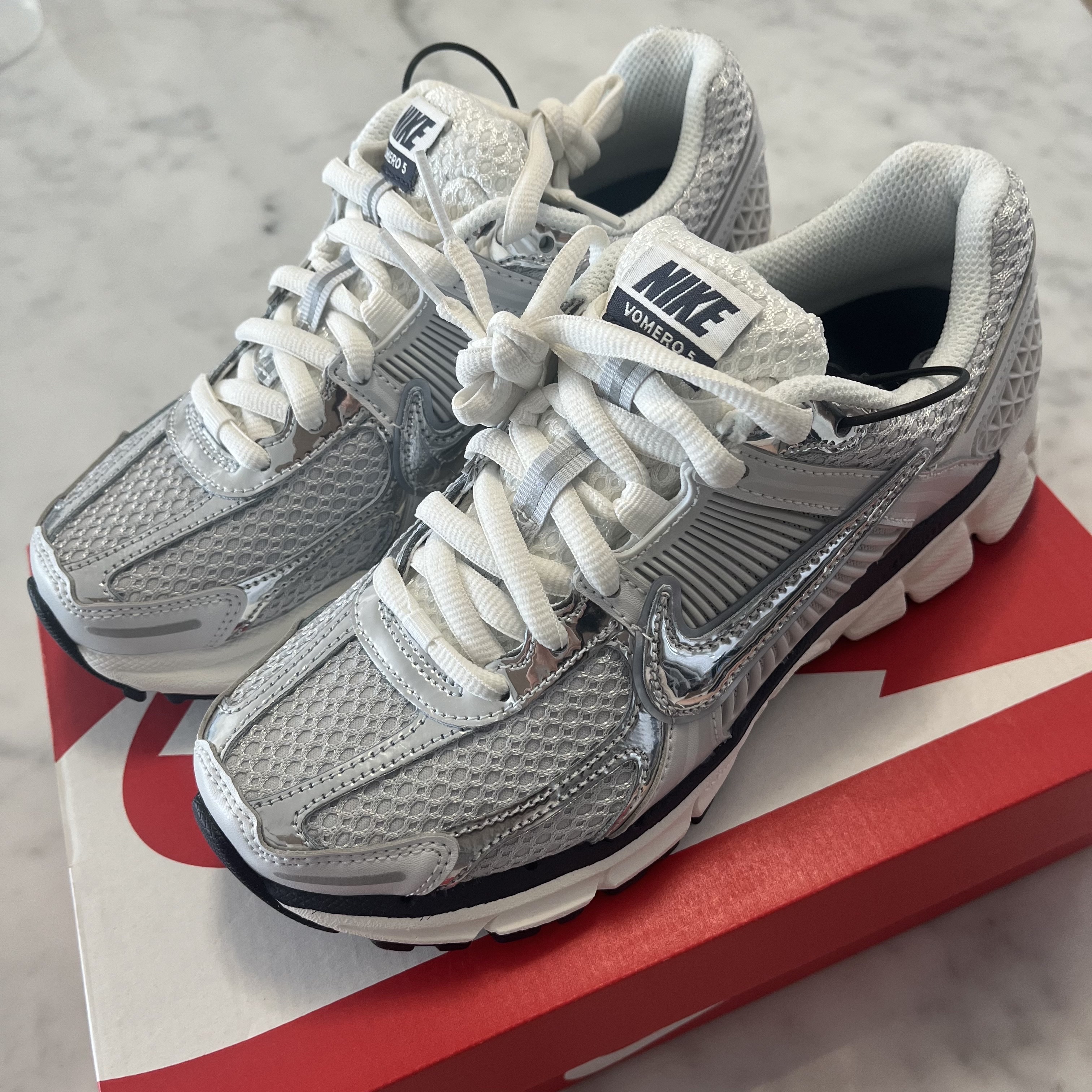 (W) Nike Zoom Vomero 5 Photon Dust and Metallic Silver 착용 스타일