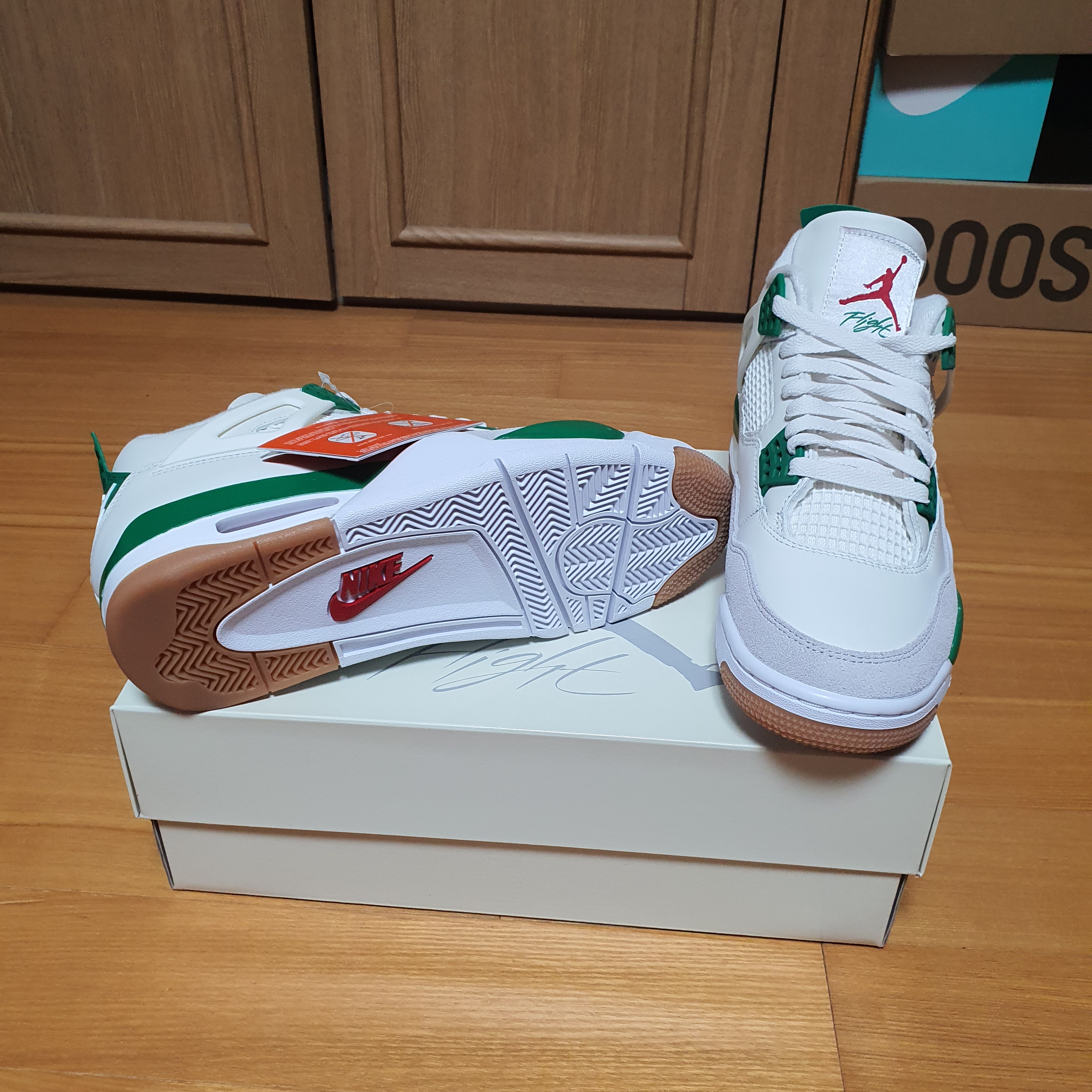 Jordan 4 x Nike SB Retro SP Pine Green 착용 스타일 - 4