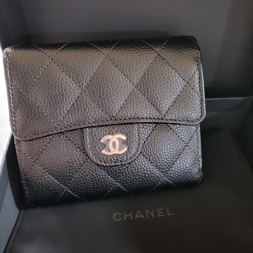 Chanel Small Classic Flap Wallet Grained Calfskin & Silver Black 착용 스타일 - 3