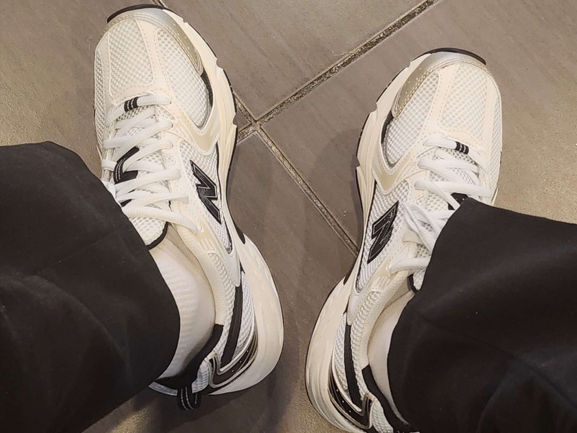 New Balance 530 White Gold 착용 스타일 - 3