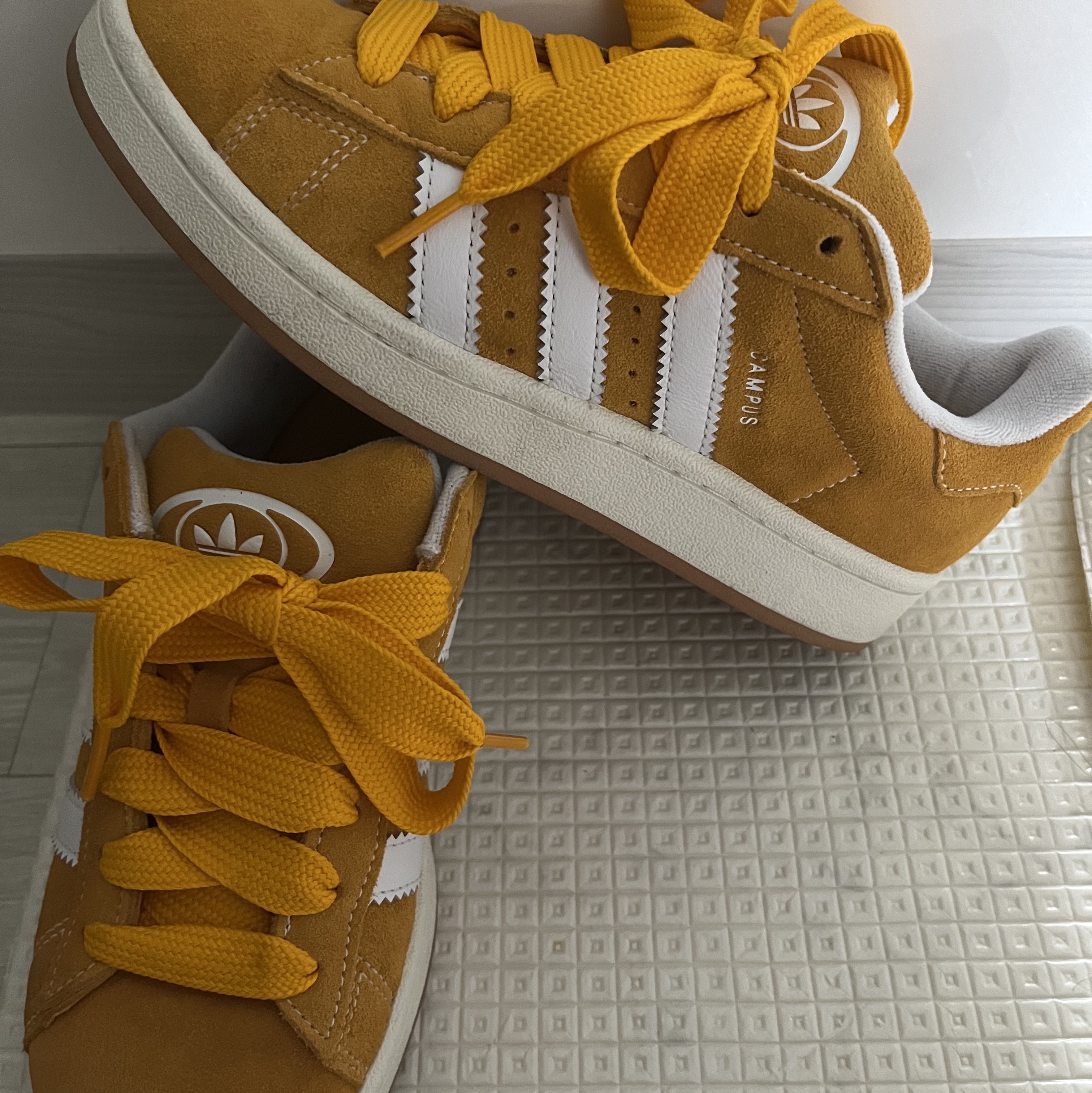 Adidas Campus 00s Pantone White 착용 스타일