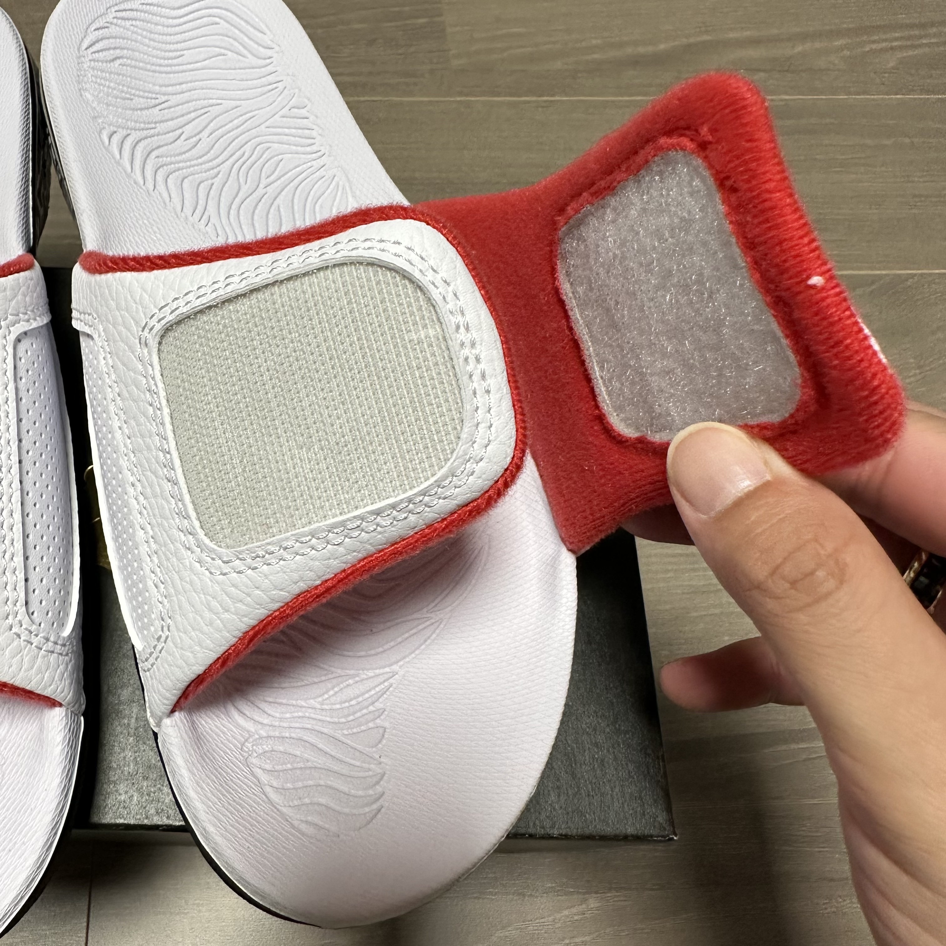 Jordan Hydro 3 Retro Cement White and University Red 착용 스타일 - 4