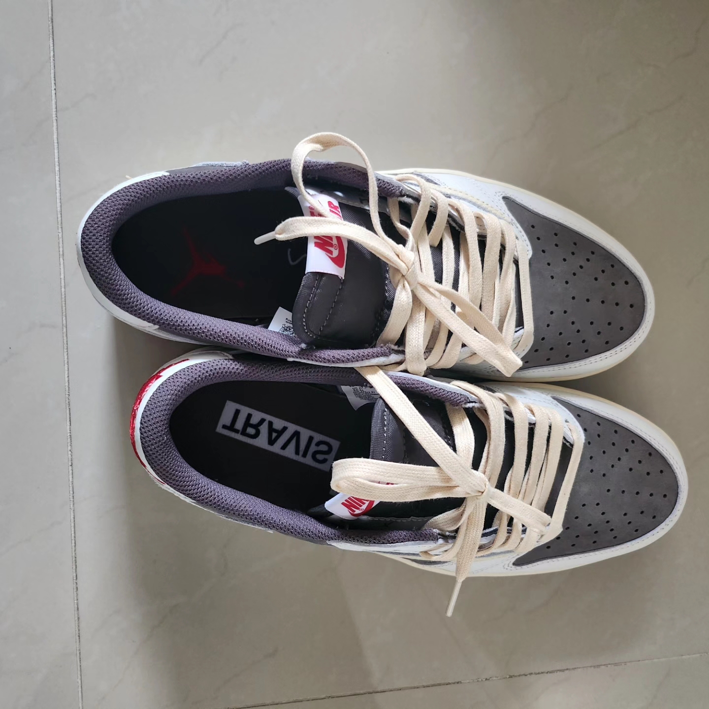 Jordan 1 x Travis Scott Retro Low OG SP Sail and Ridgerock 착용 스타일 - 3