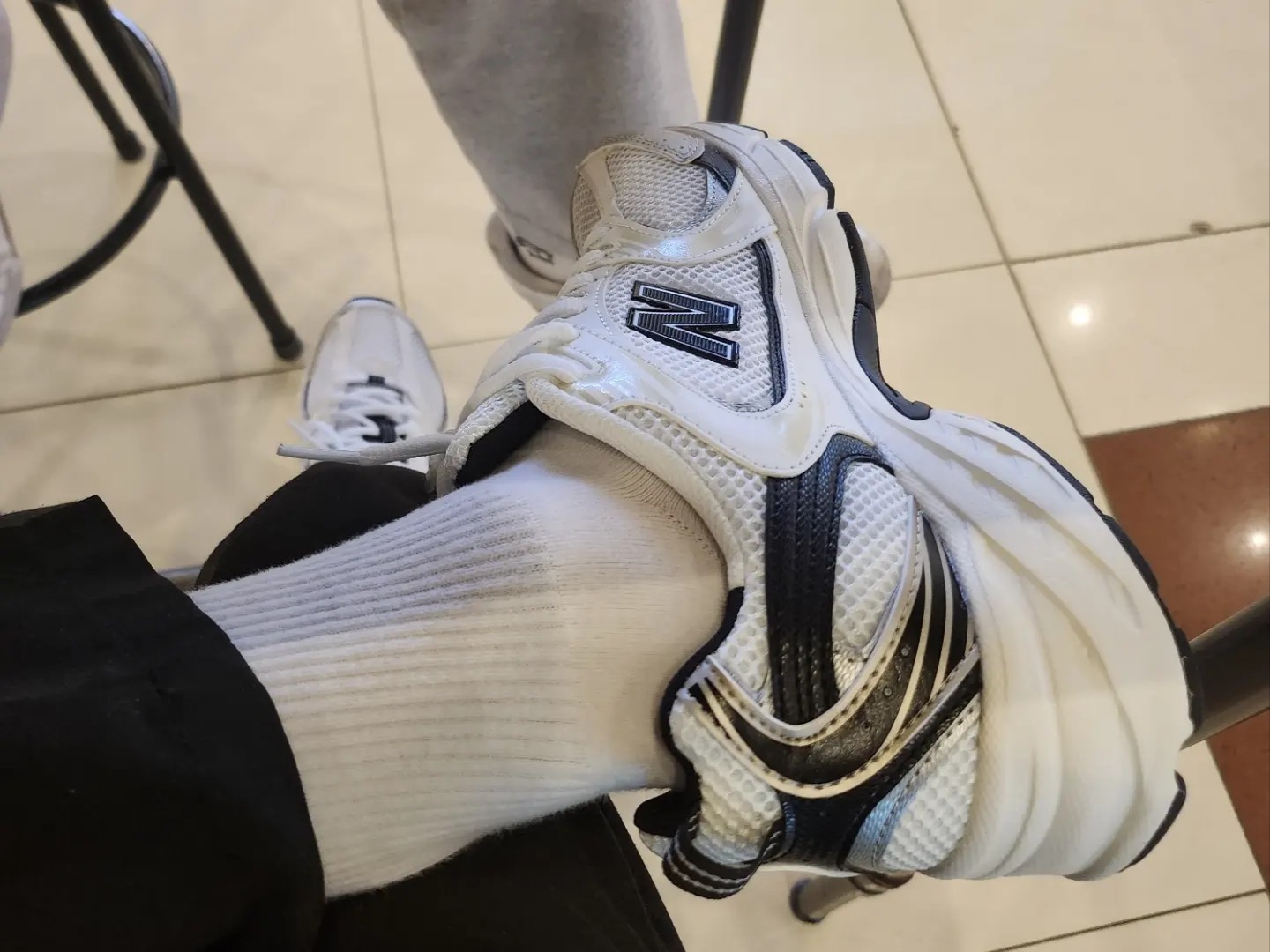 New Balance 530 White Gold 착용 스타일 - 1