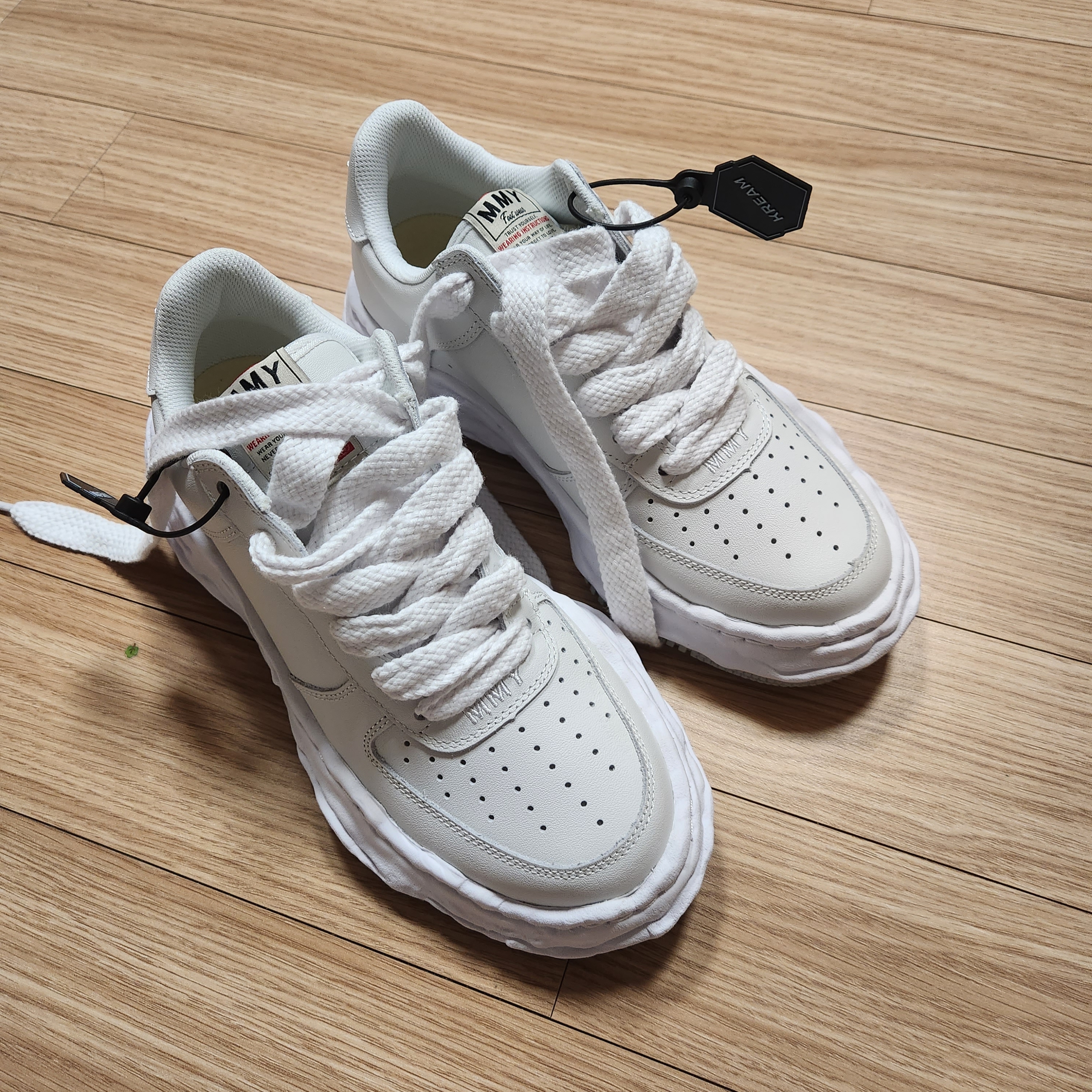 Maison Mihara Yasuhiro Wayne OG Sole Leather Low-top Sneakers White 착용 스타일 - 1