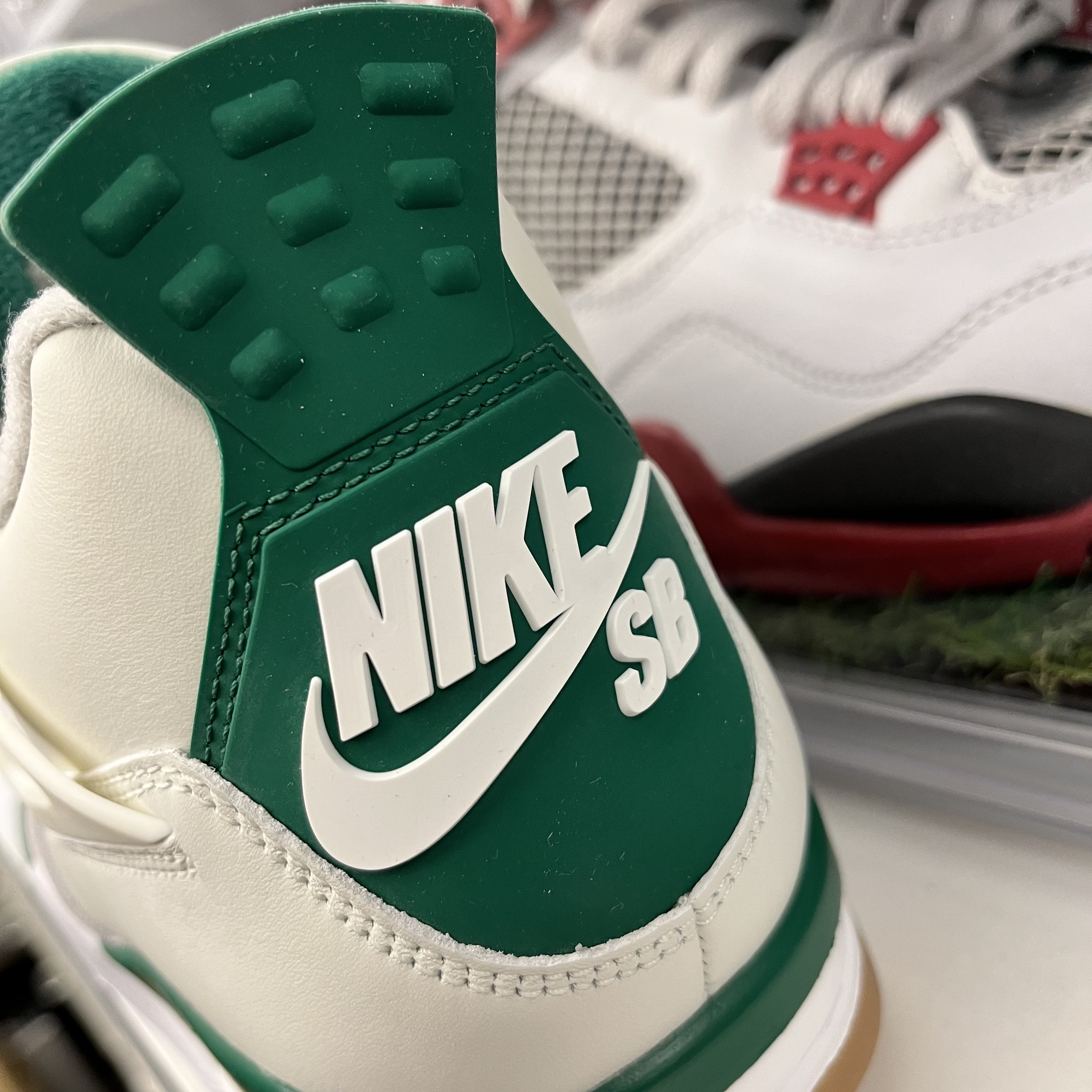 Jordan 4 x Nike SB Retro SP Pine Green 착용 스타일 - 2